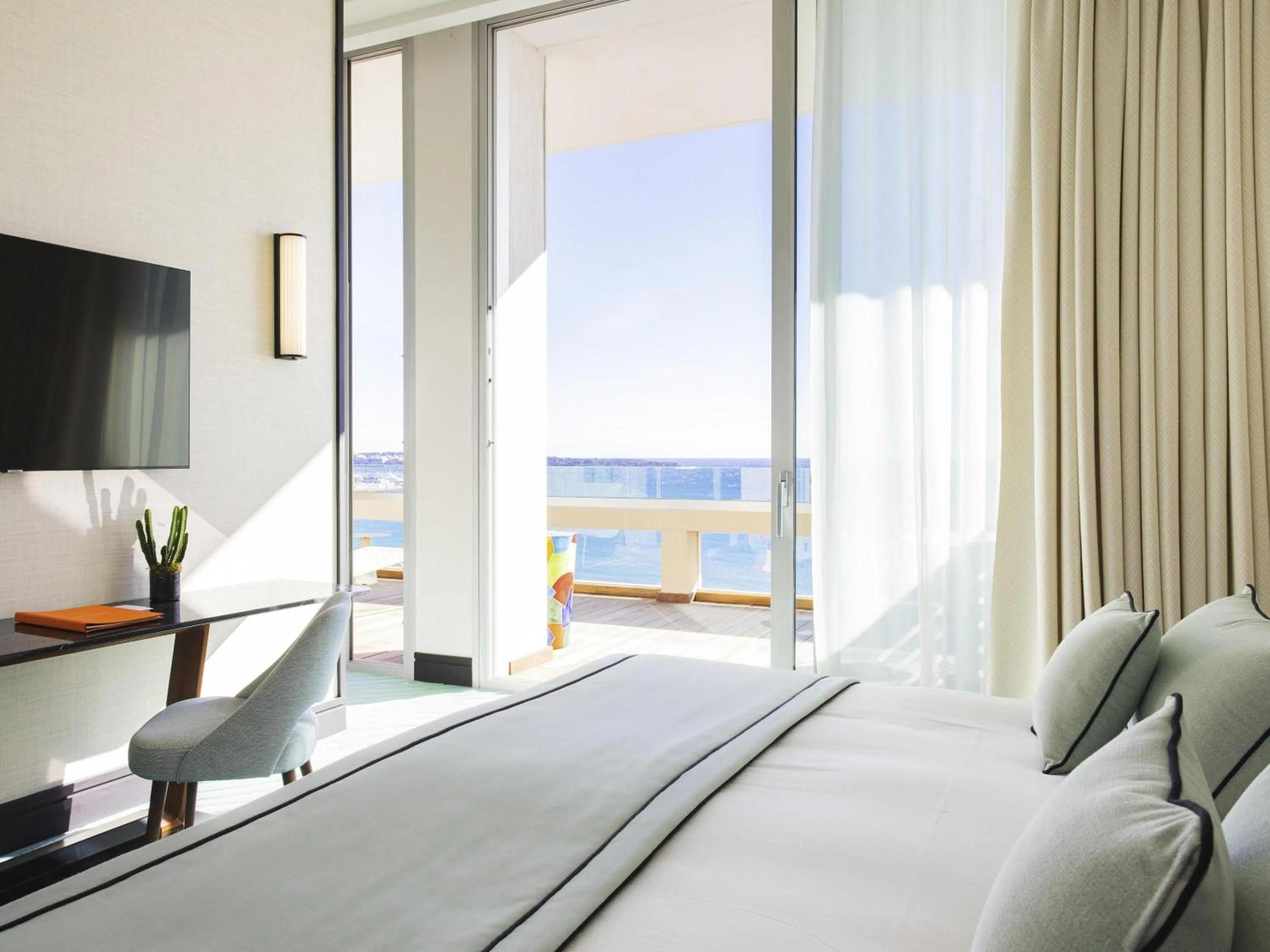 Photo of the whole room, Bed in Mondrian Cannes