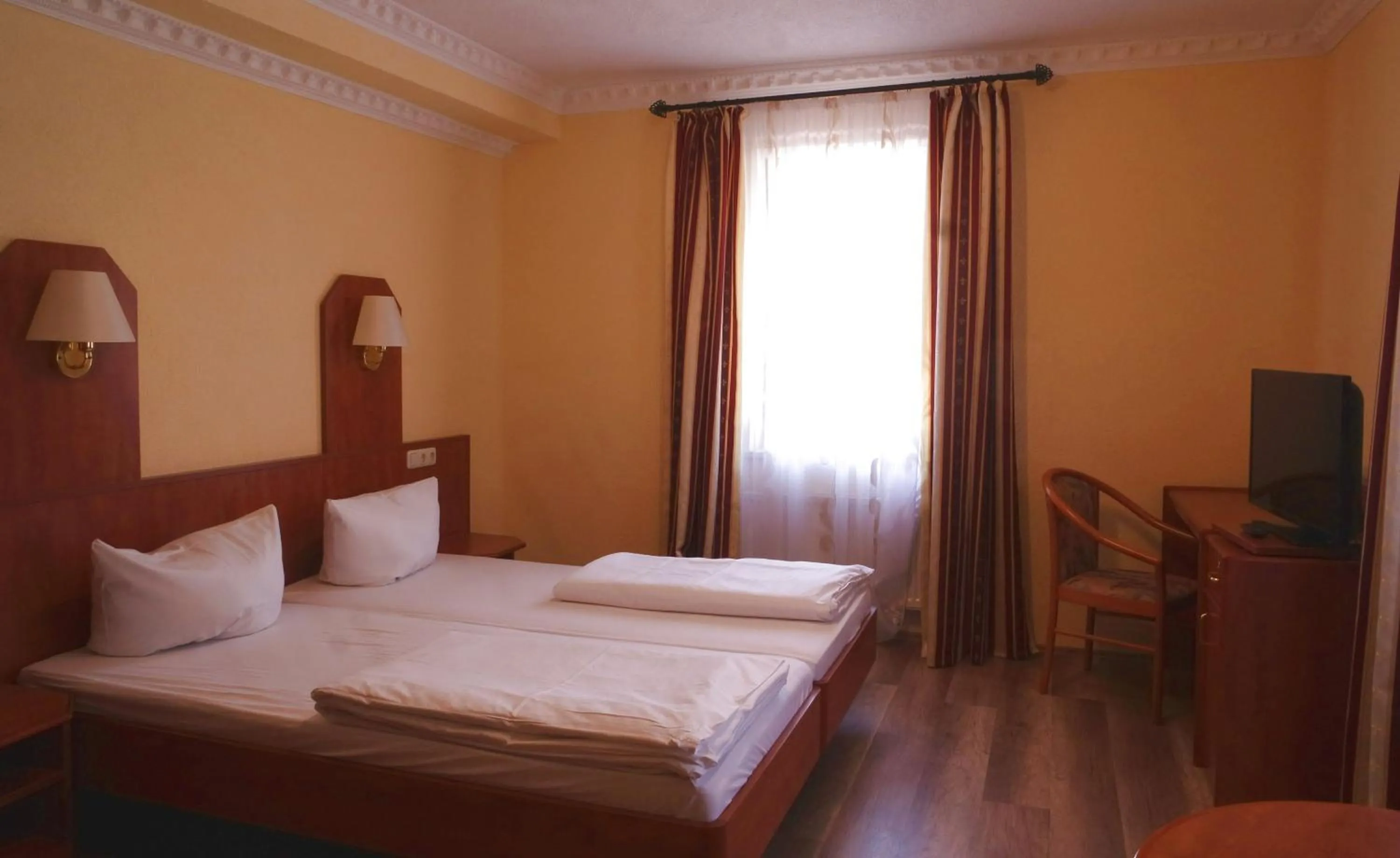 Photo of the whole room, Bed in Gaststätte Schwenksaal