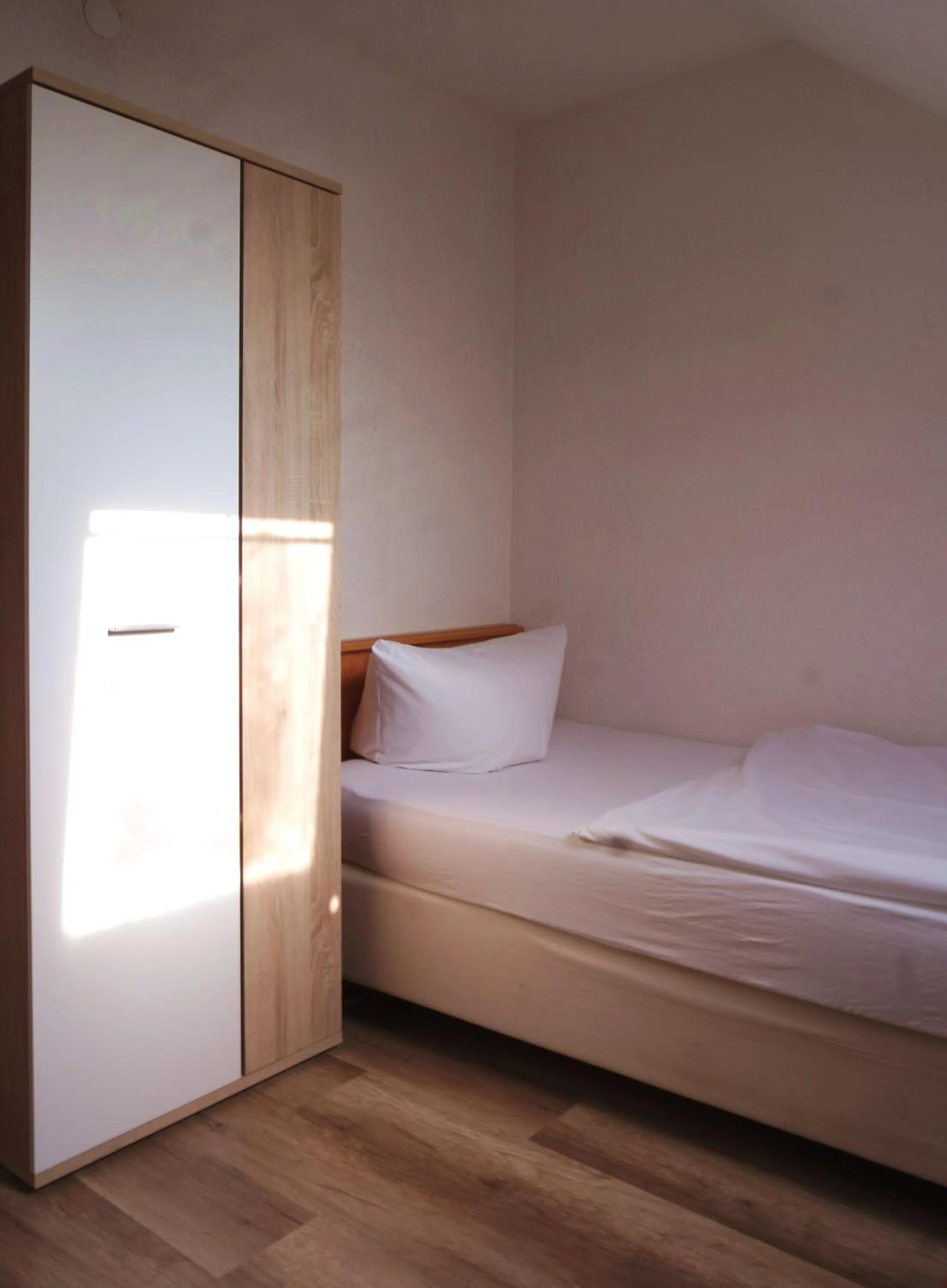 Photo of the whole room, Bed in Gaststätte Schwenksaal