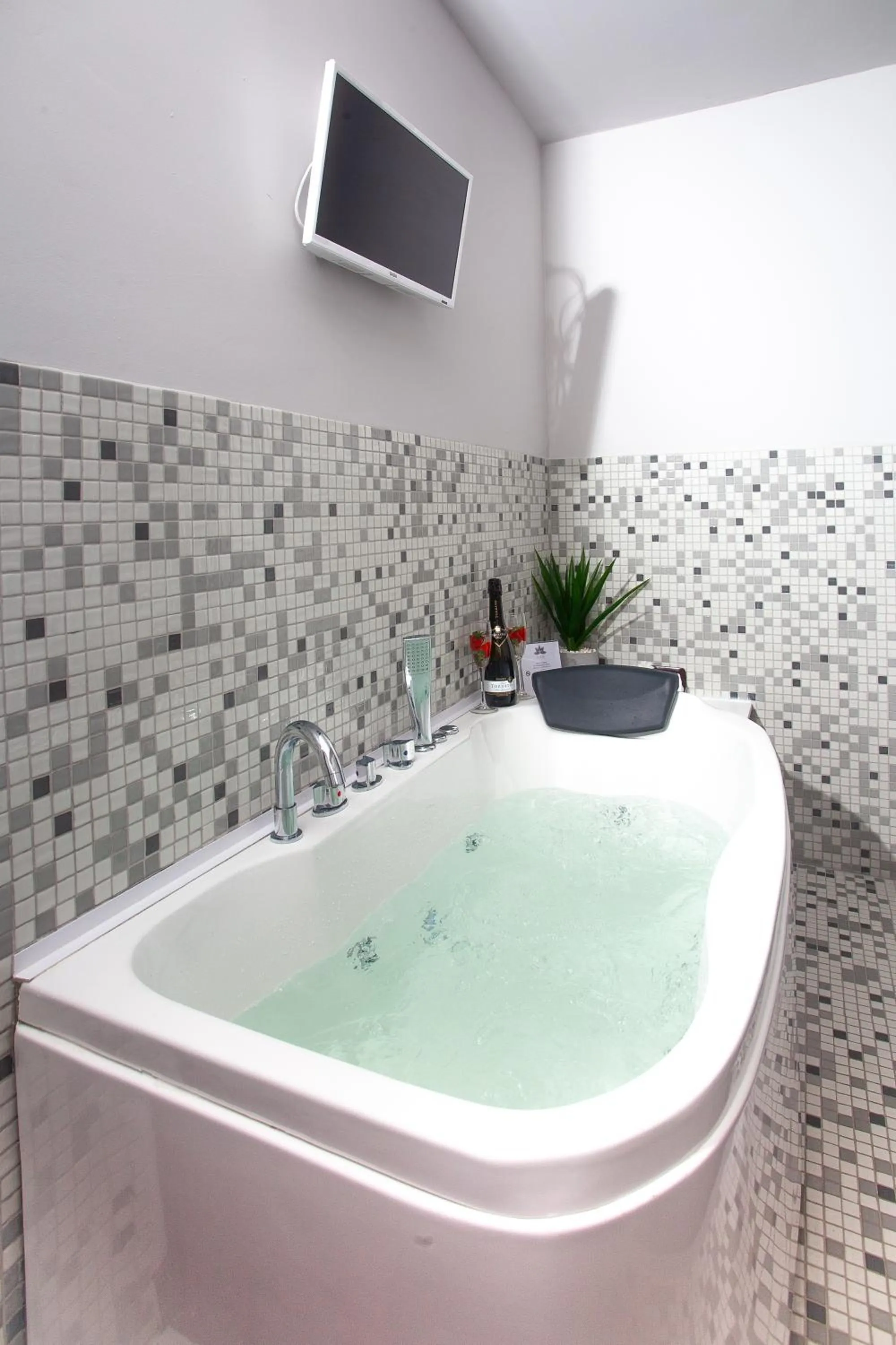 Hot Tub in Fior di Loto Sweetness