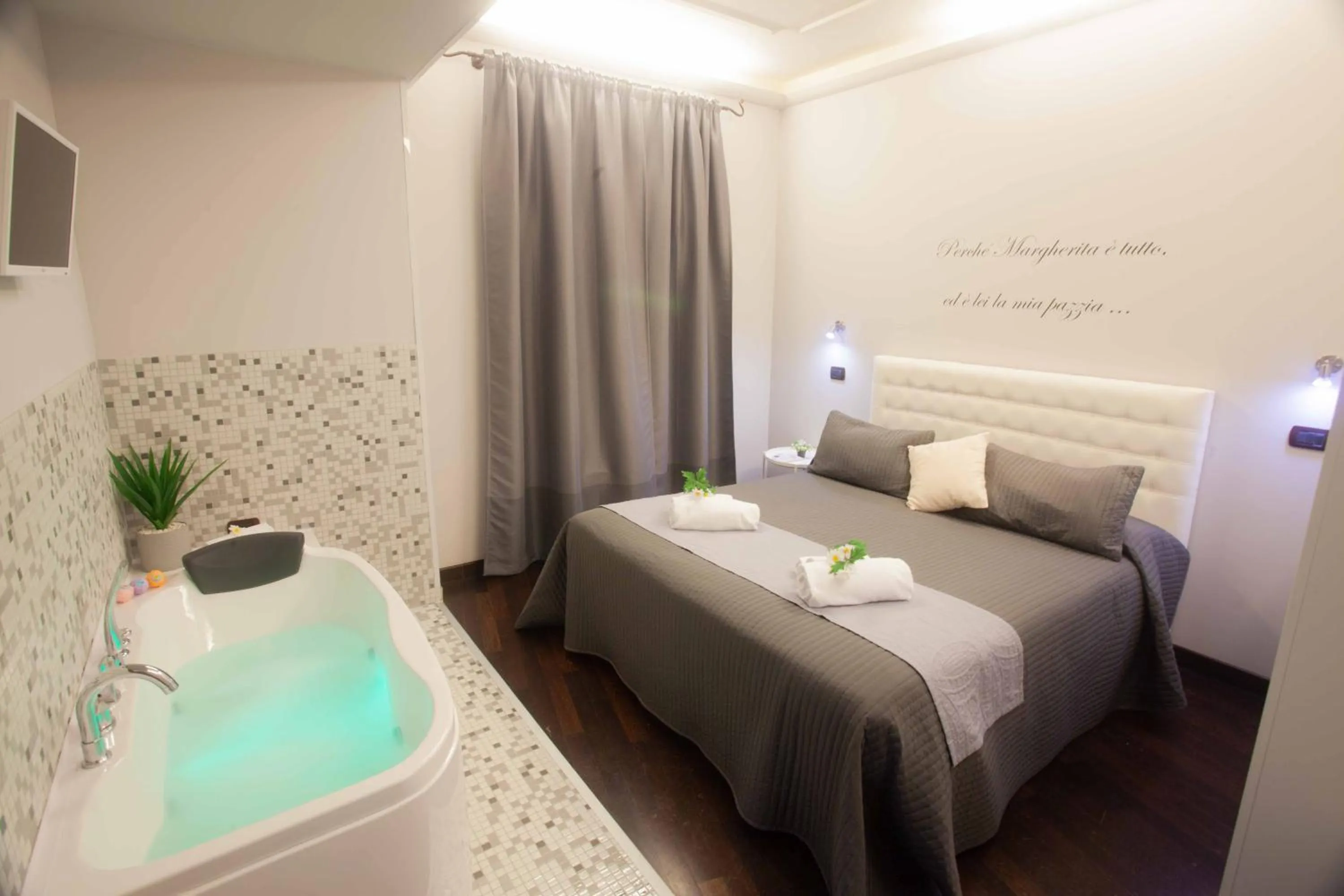 Bedroom, Bed in Fior di Loto Sweetness