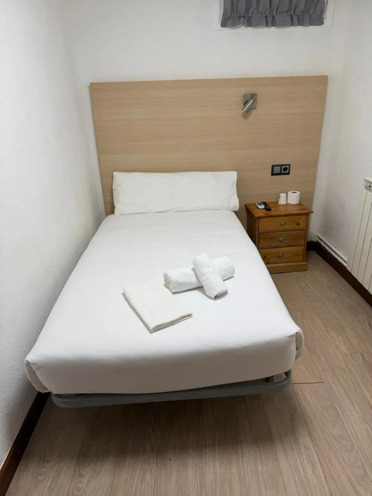 Single Room with shared bathroom and window to the hallway in Casa OTANO Single Room with shared bathroom and window to the hallway in Casa OTANO