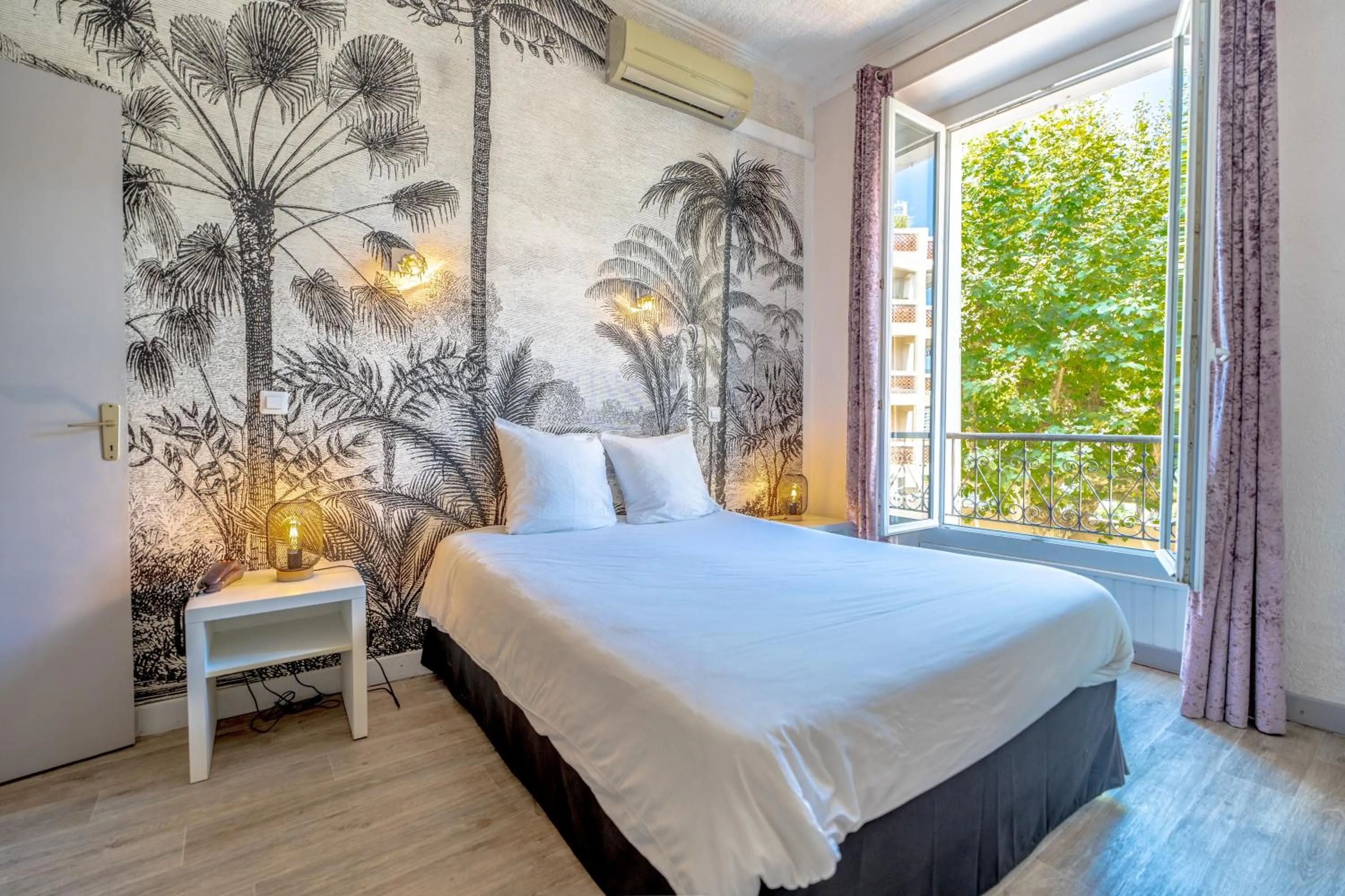 Bedroom, Bed in Hotel Les Palmiers