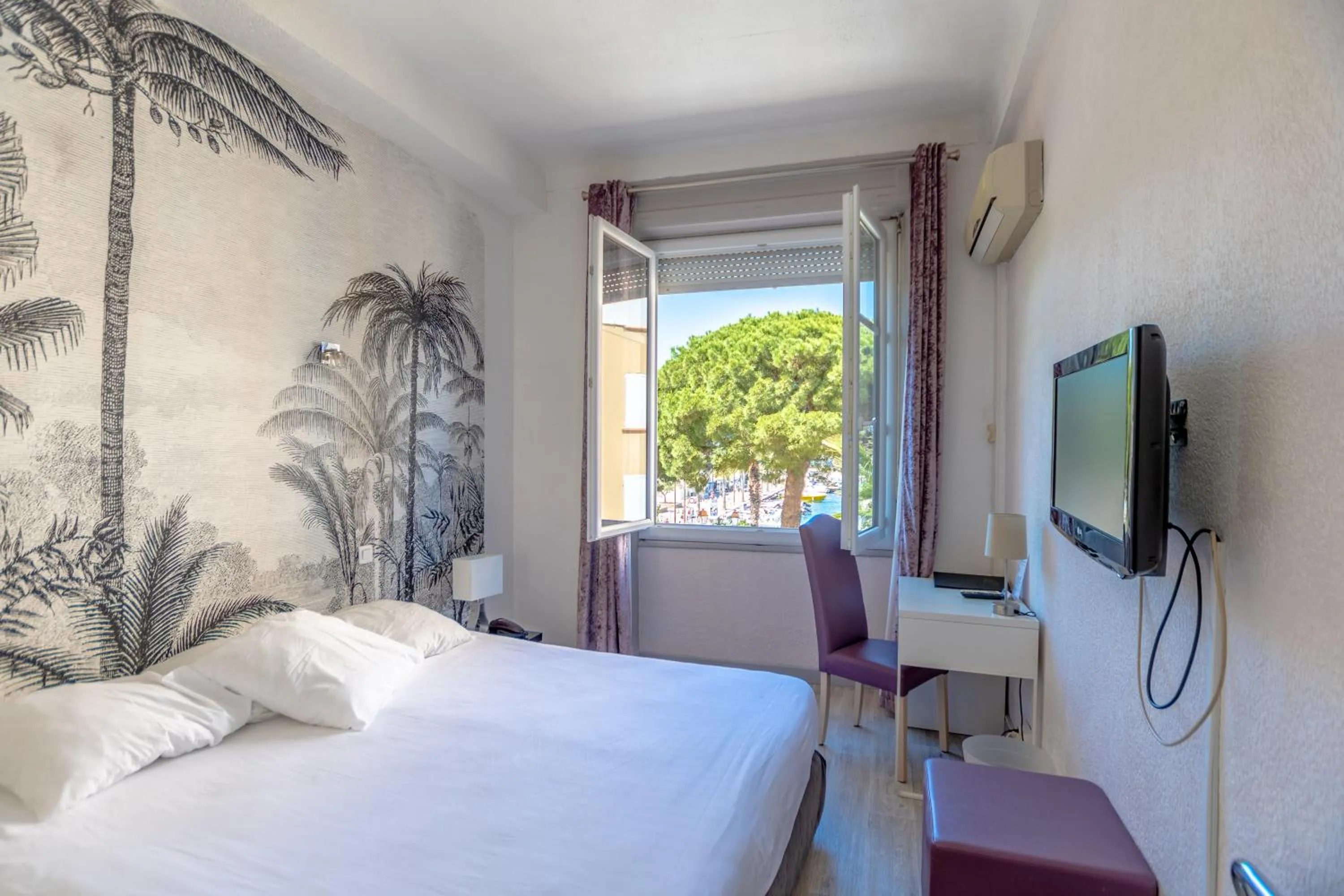 Bedroom, Bed in Hotel Les Palmiers