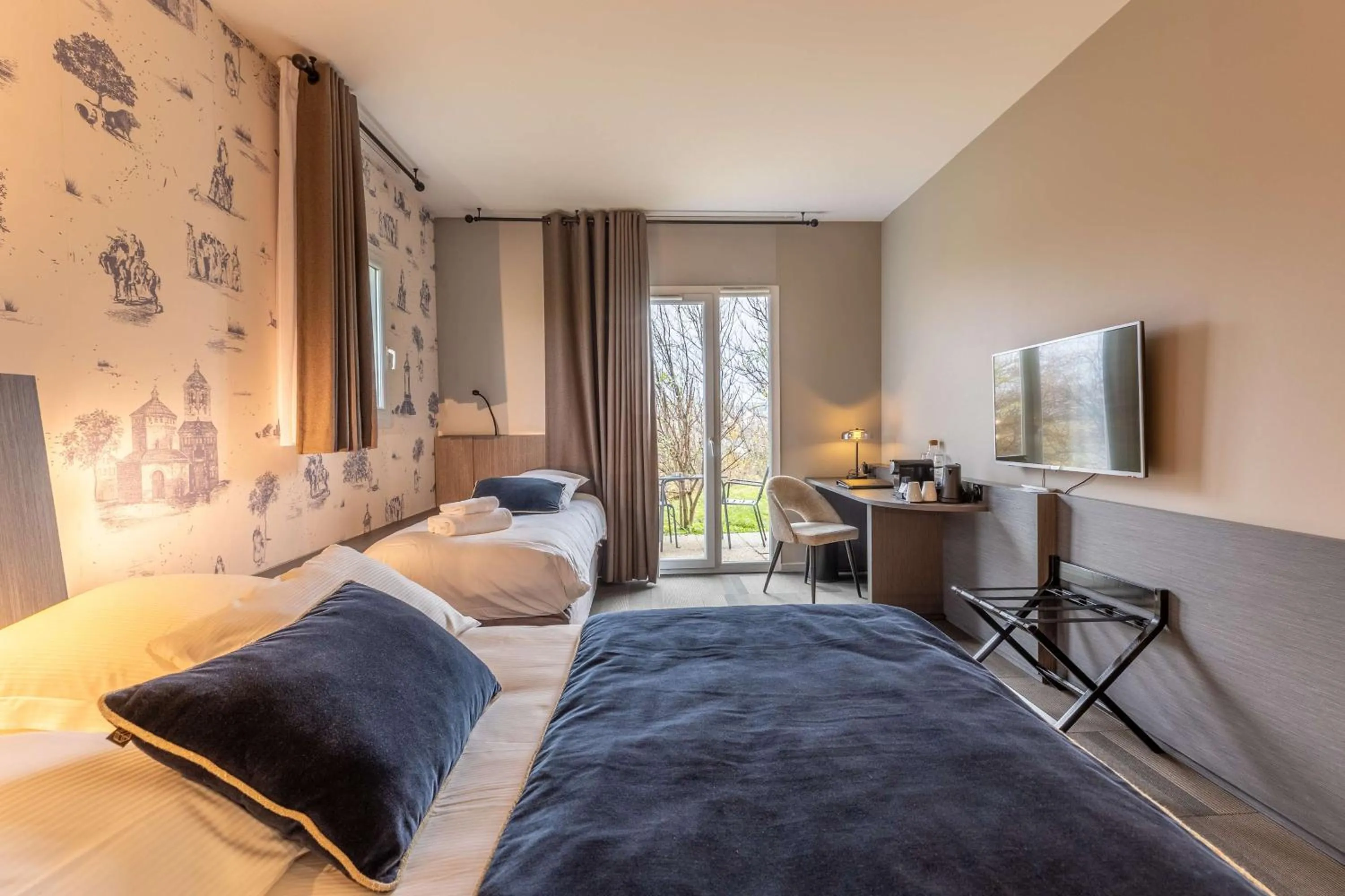 Bedroom, Bed in Best Western Plus Hôtel Gergovie