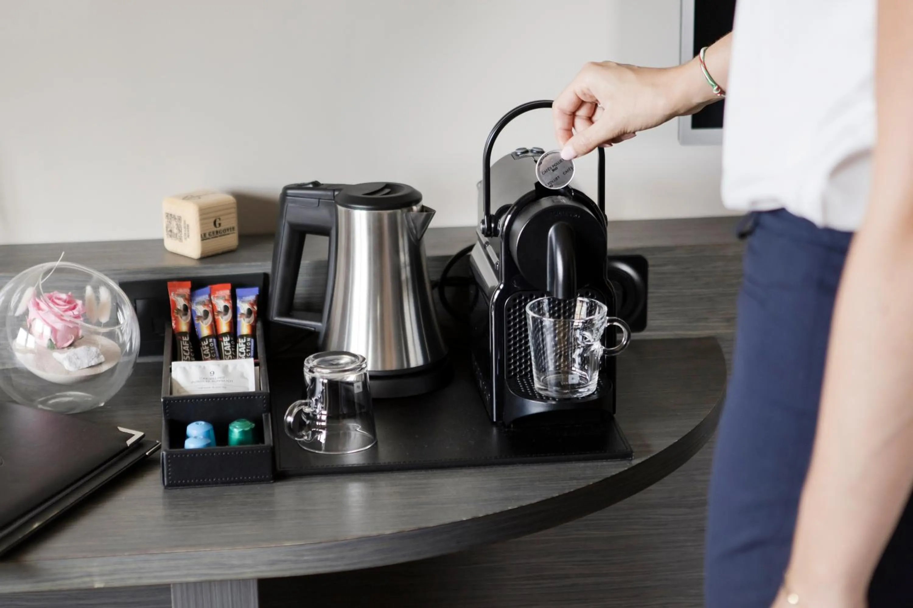 Coffee/tea facilities in Best Western Plus Hôtel Gergovie
