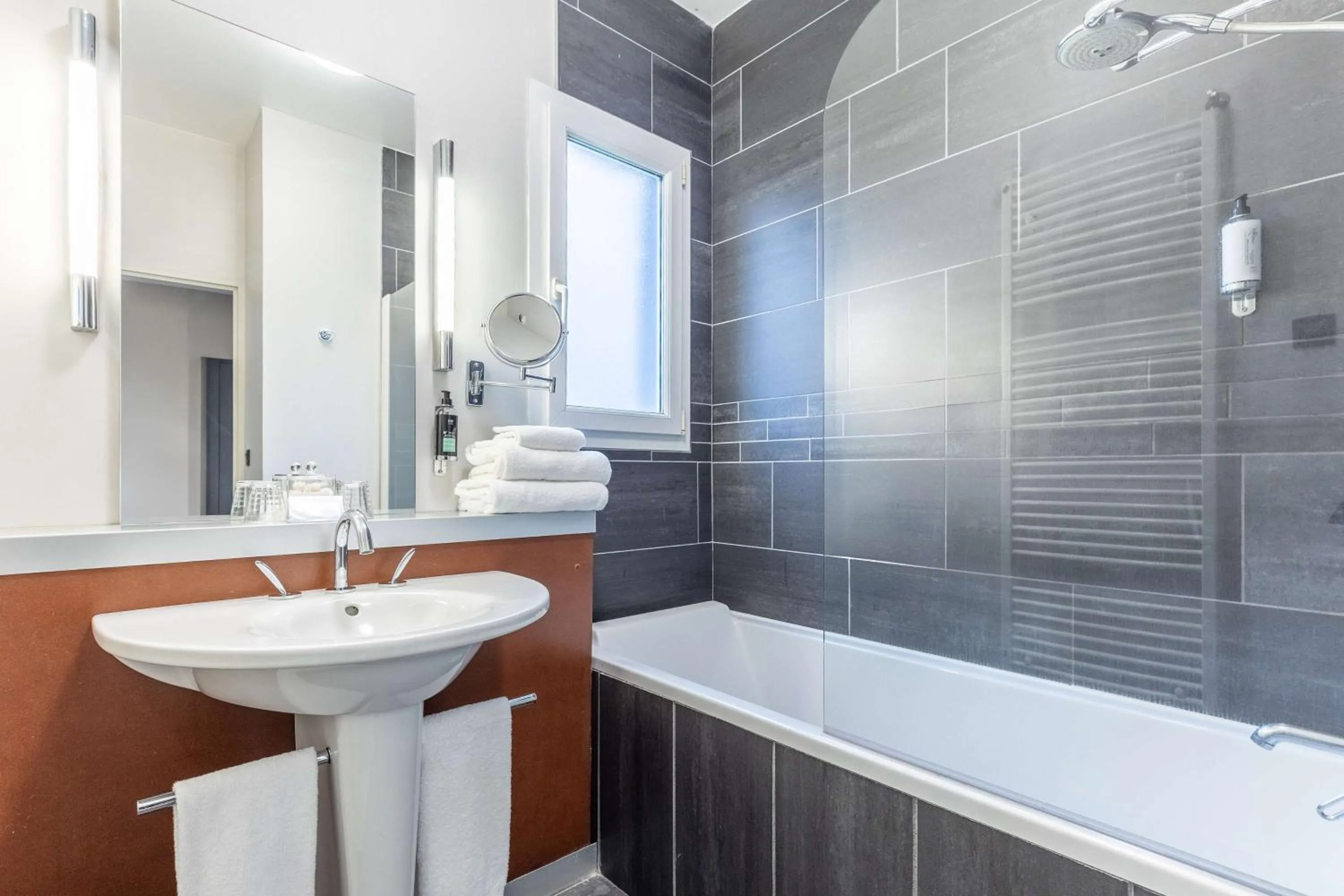 Bathroom in Best Western Plus Hôtel Gergovie