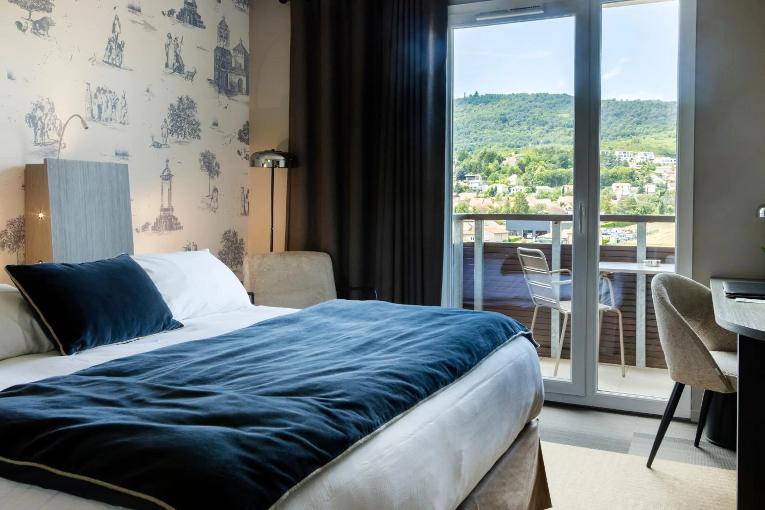 Photo of the whole room, Bed in Best Western Plus Hôtel Gergovie