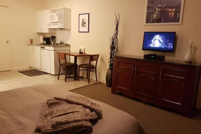 TV and multimedia, Bed in Cozy Little Studio #16 by Amazing Property Rentals