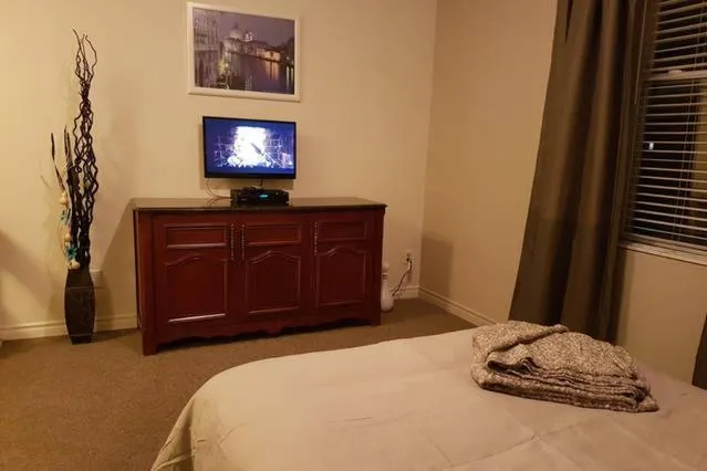 TV and multimedia, Bed in Cozy Little Studio #16 by Amazing Property Rentals