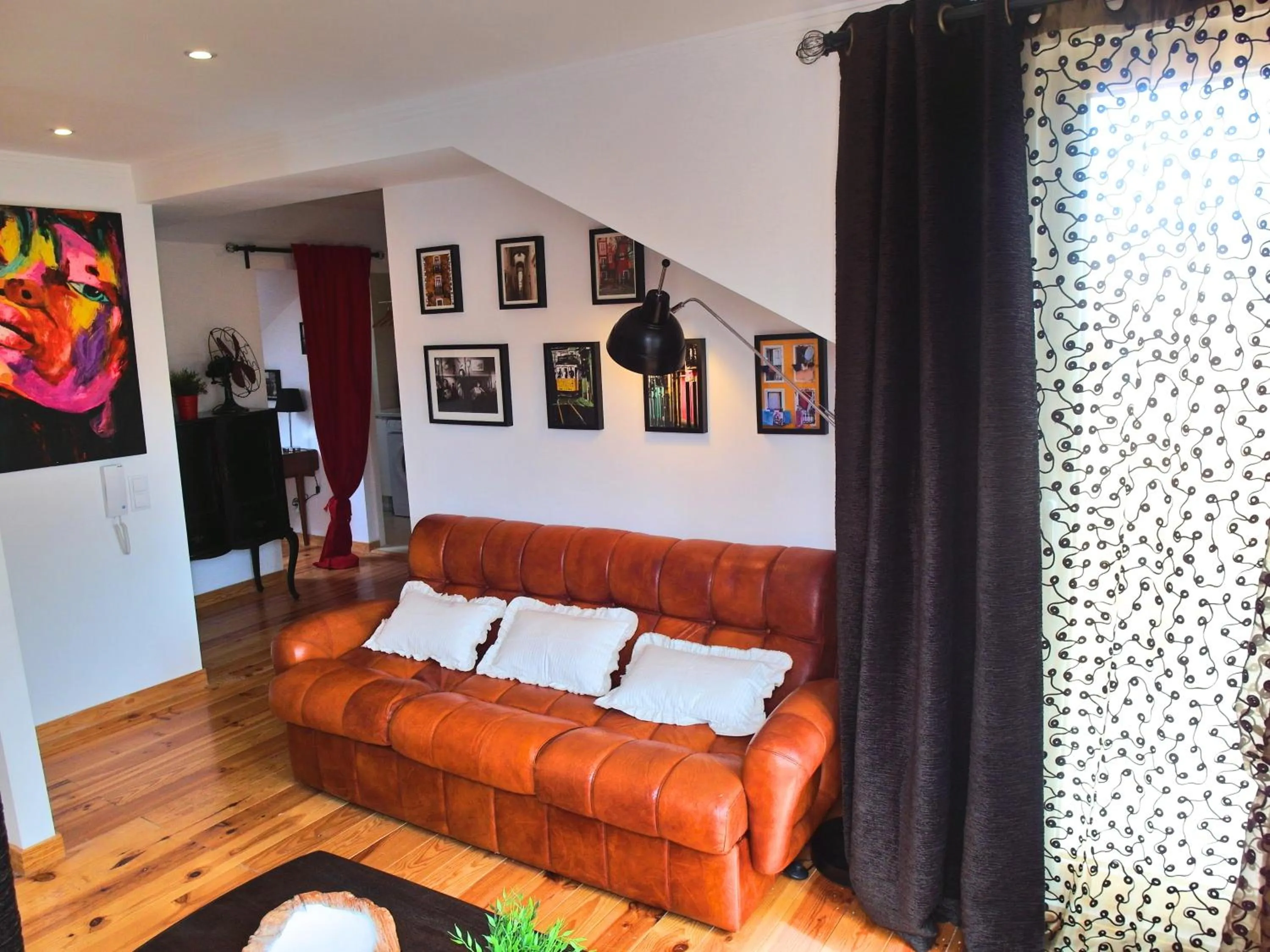 Communal lounge/ TV room in SantoSweethome 1