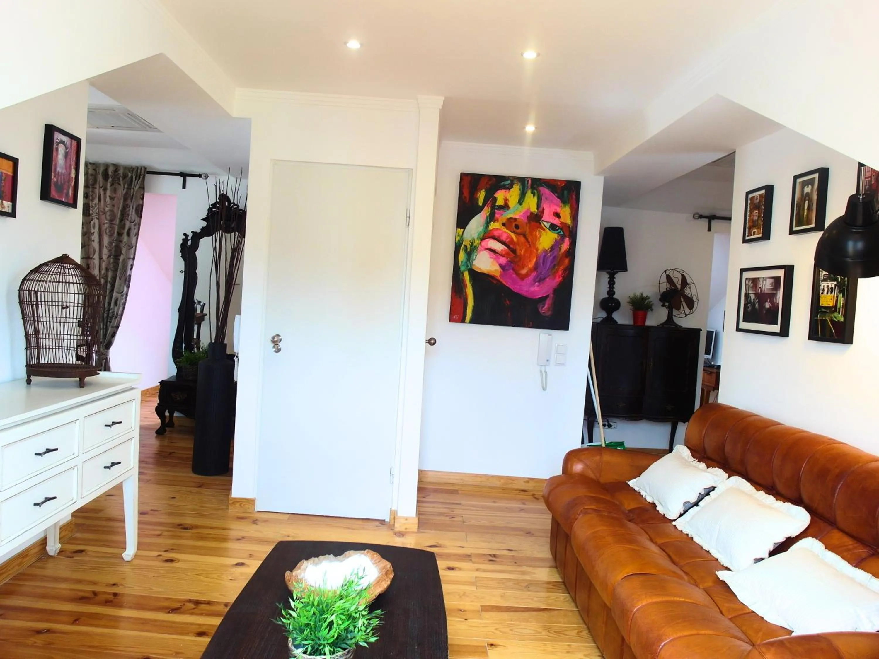 Communal lounge/ TV room in SantoSweethome 1