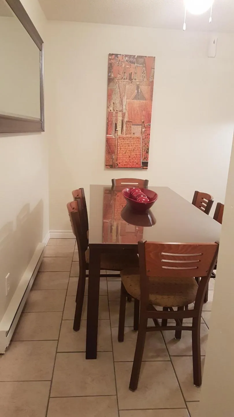 Dining area in Three-Bedroom Apartment Sweet #6 by Amazing Property Rentals
