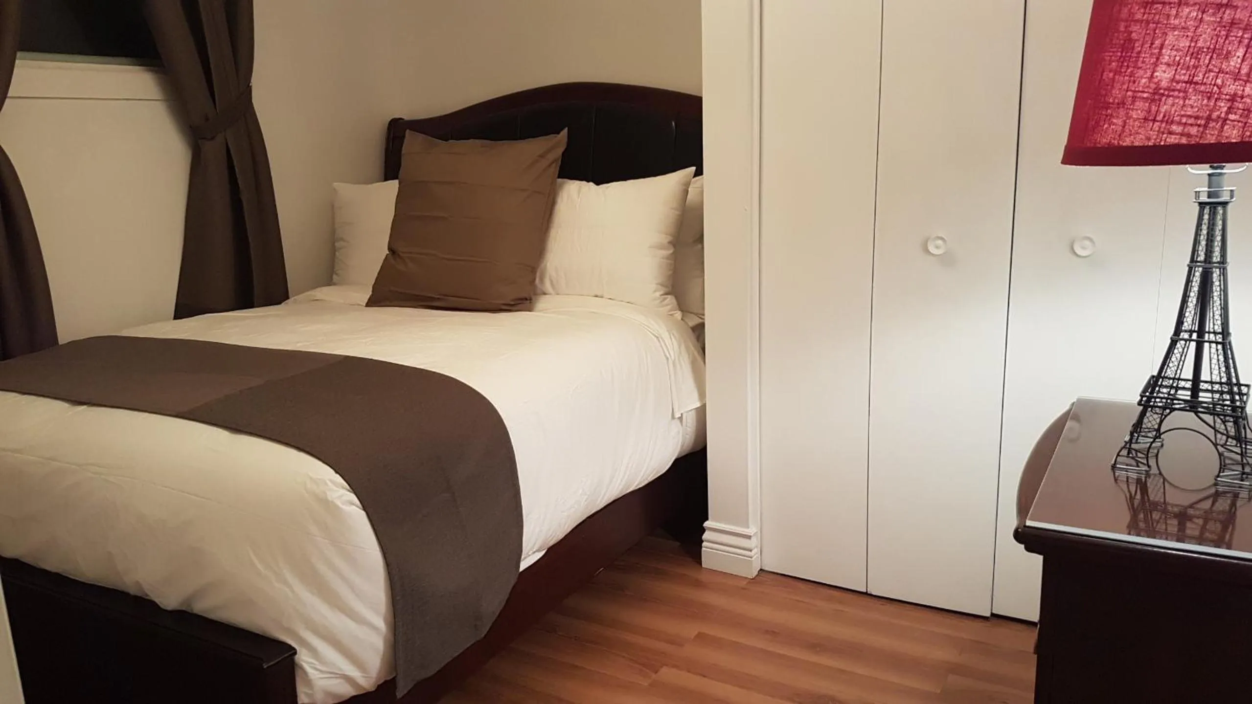 Bed in Three-Bedroom Apartment Sweet #6 by Amazing Property Rentals