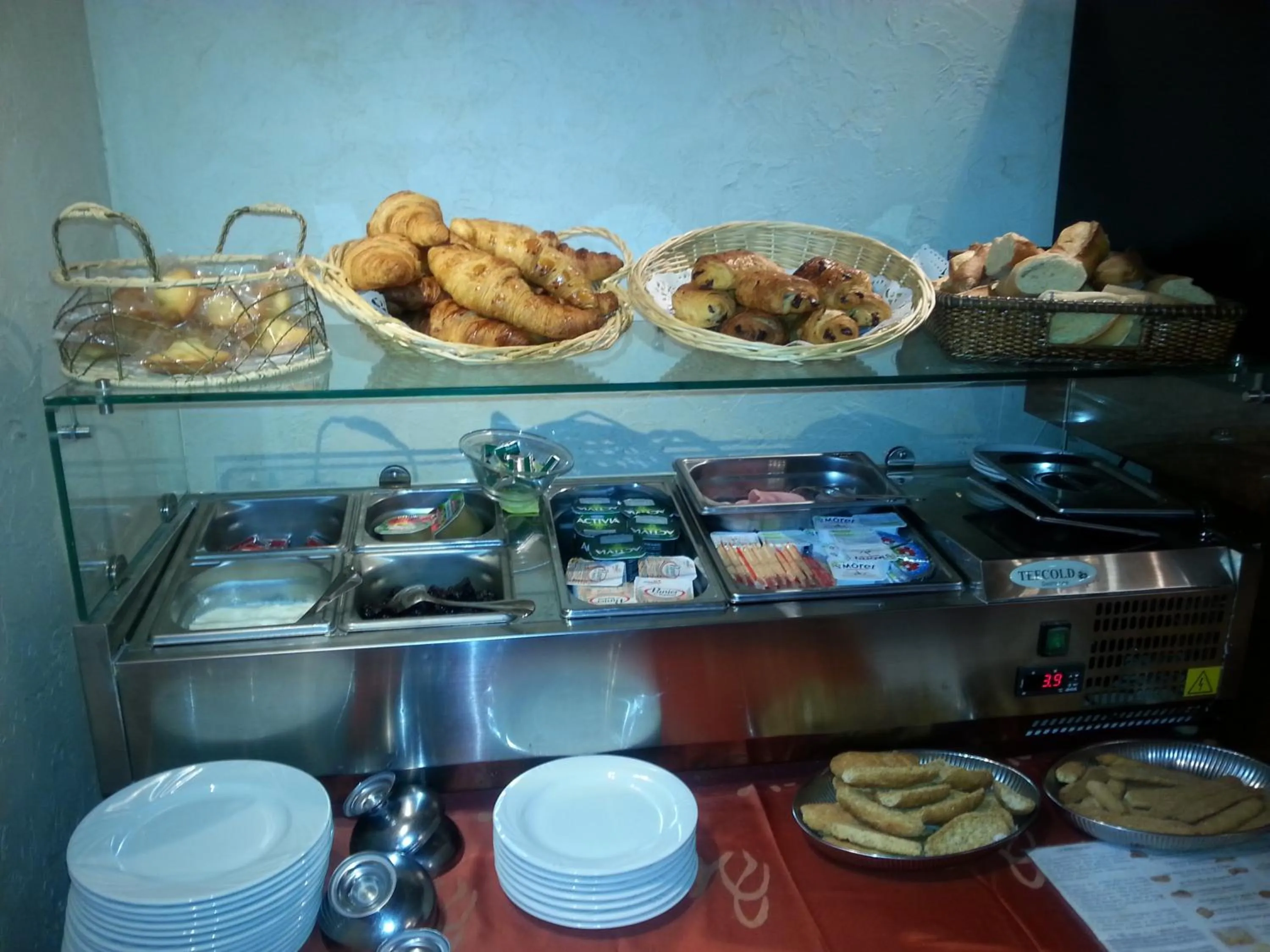 Breakfast in Hôtel restaurant LOGIS HOTELLERIE DE BALAJAN