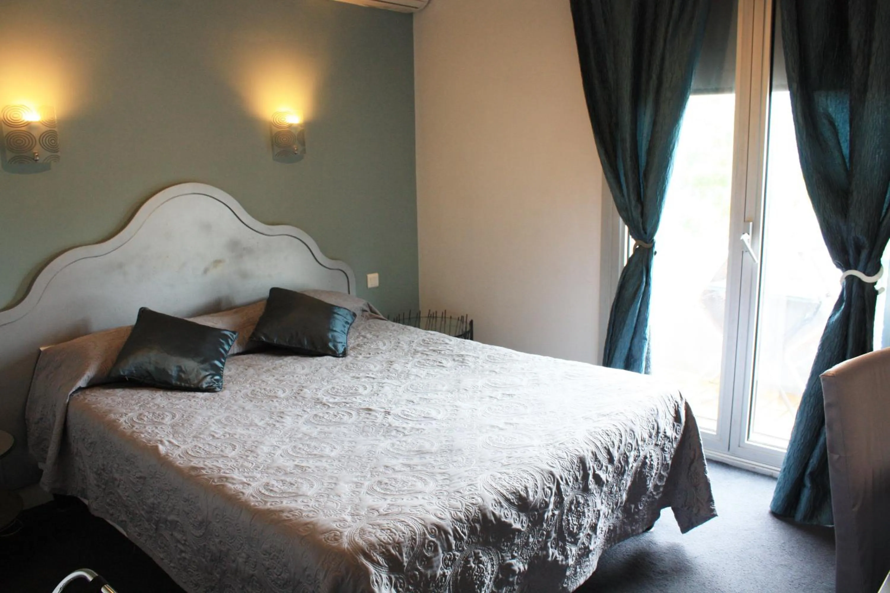 Property building, Bed in Hôtel restaurant LOGIS HOTELLERIE DE BALAJAN