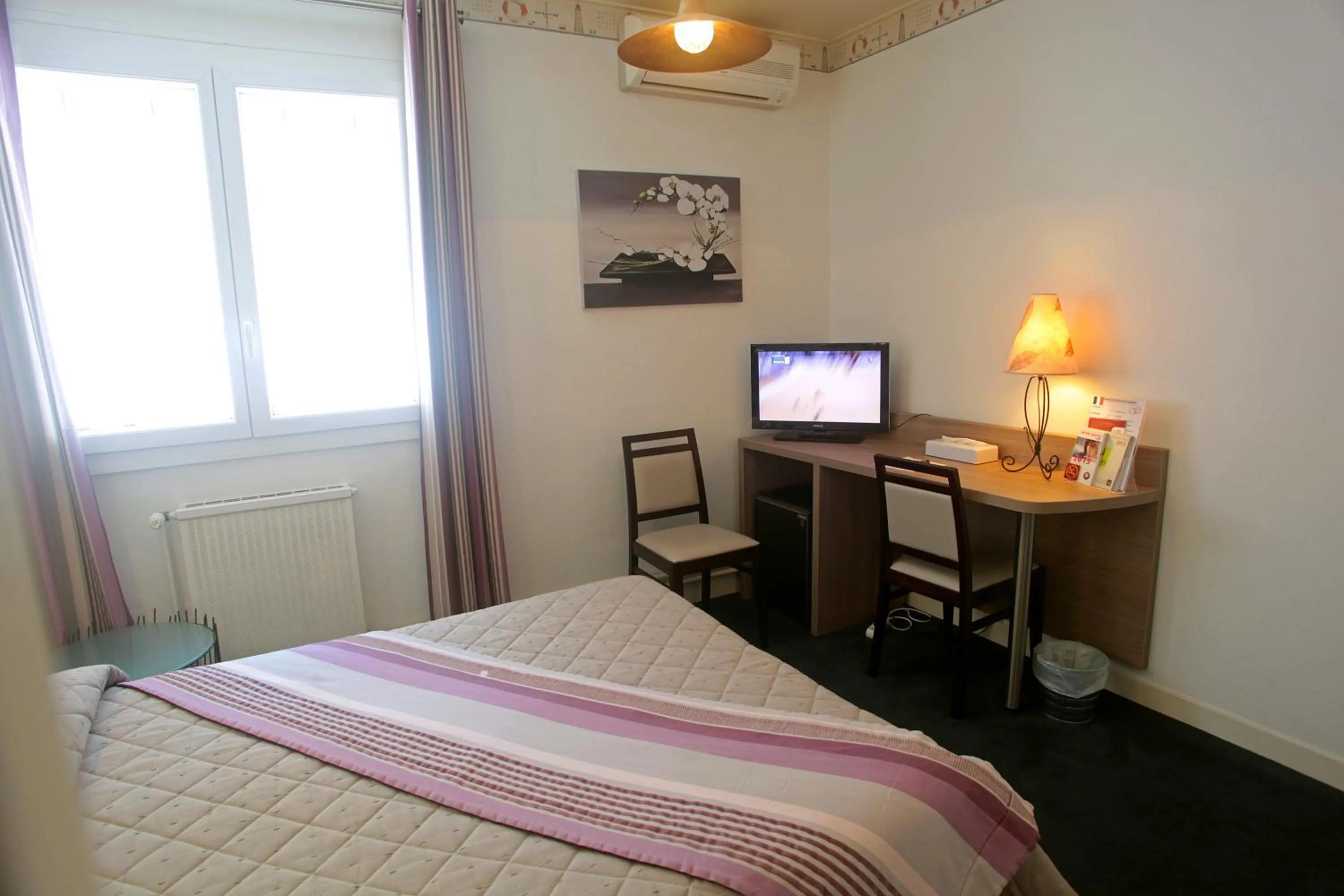 Bed in Hôtel restaurant LOGIS HOTELLERIE DE BALAJAN