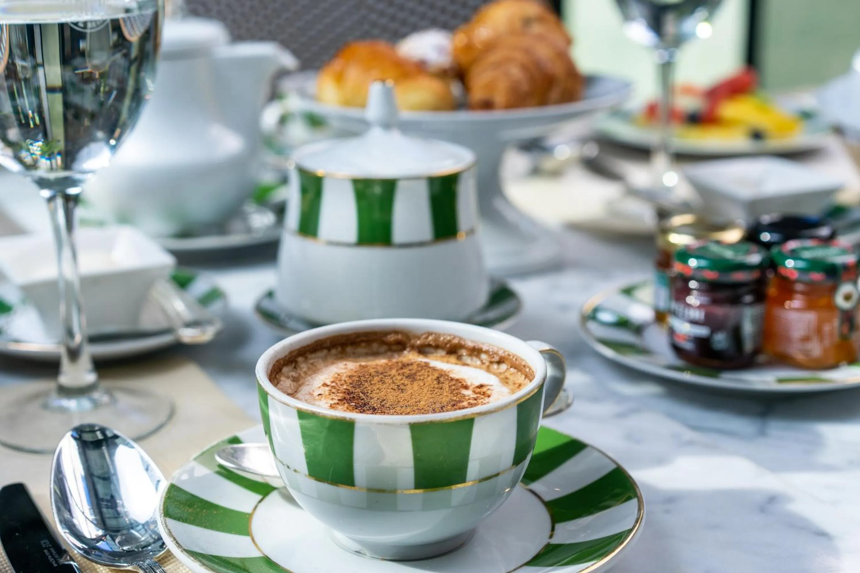 Restaurant/places to eat in Alvear Icon Hotel