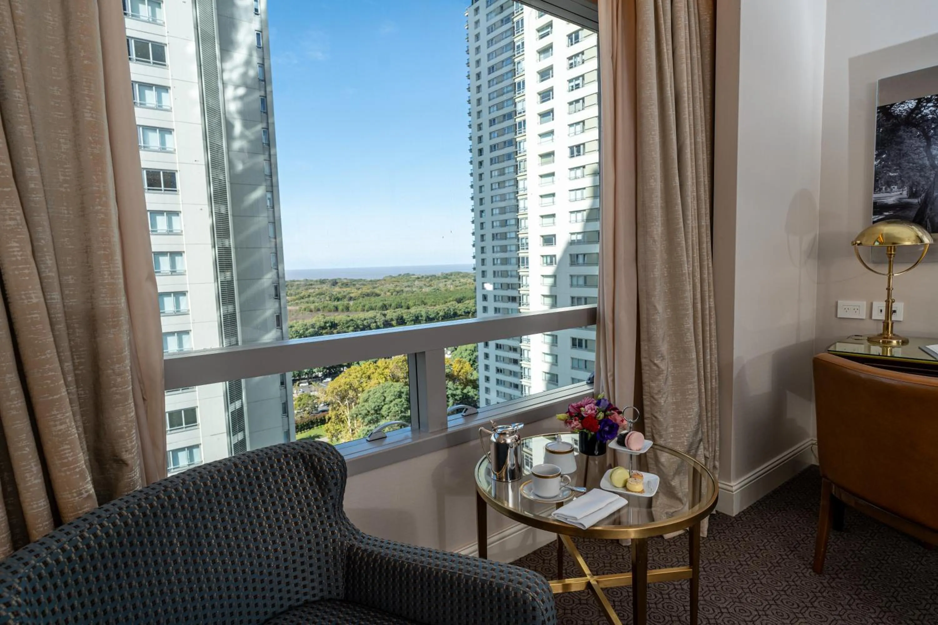 Seating area in Alvear Icon Hotel