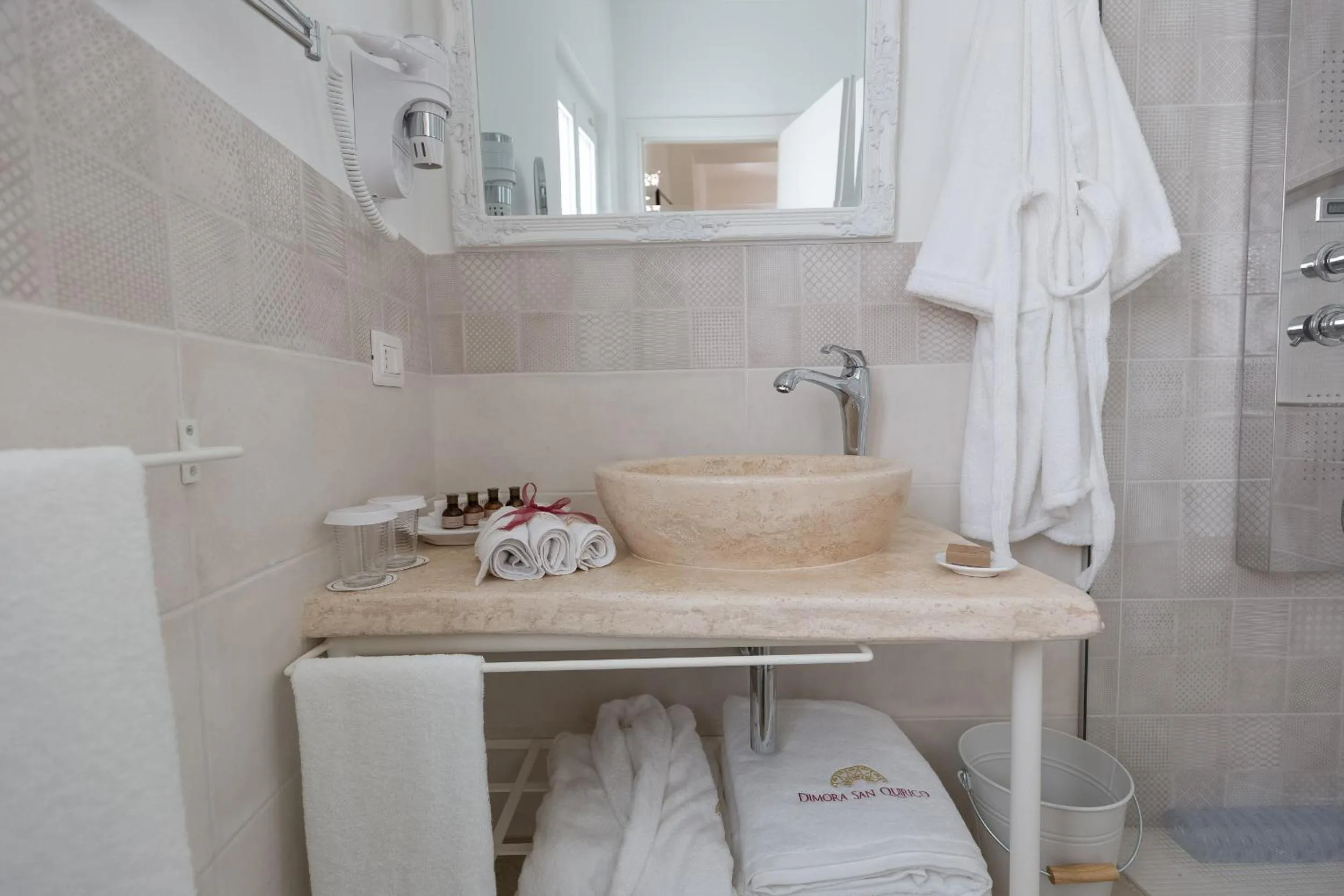 Bathroom in Dimora San Quirico - bed e breakfast - Cisternino