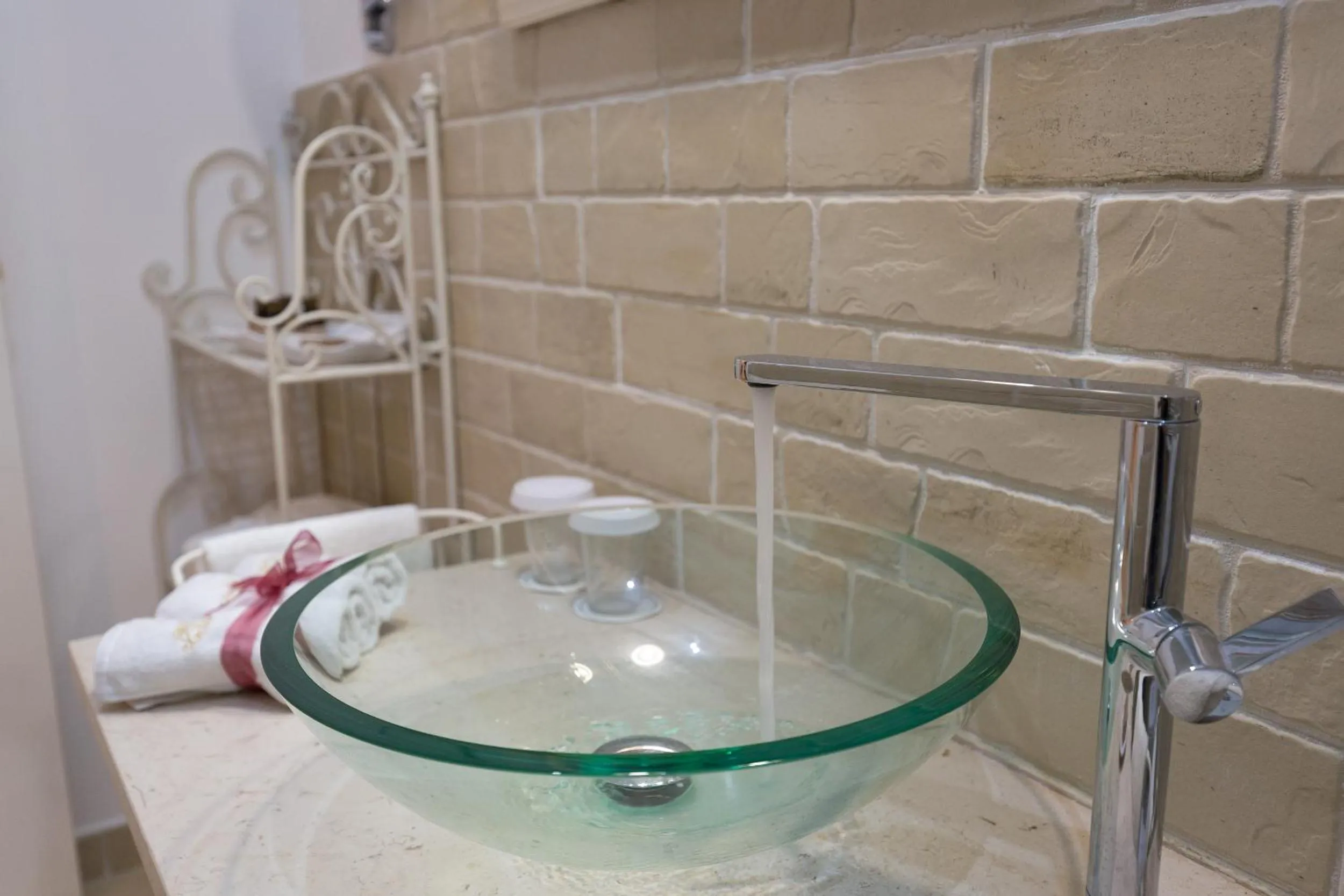 Bathroom in Dimora San Quirico - bed e breakfast - Cisternino