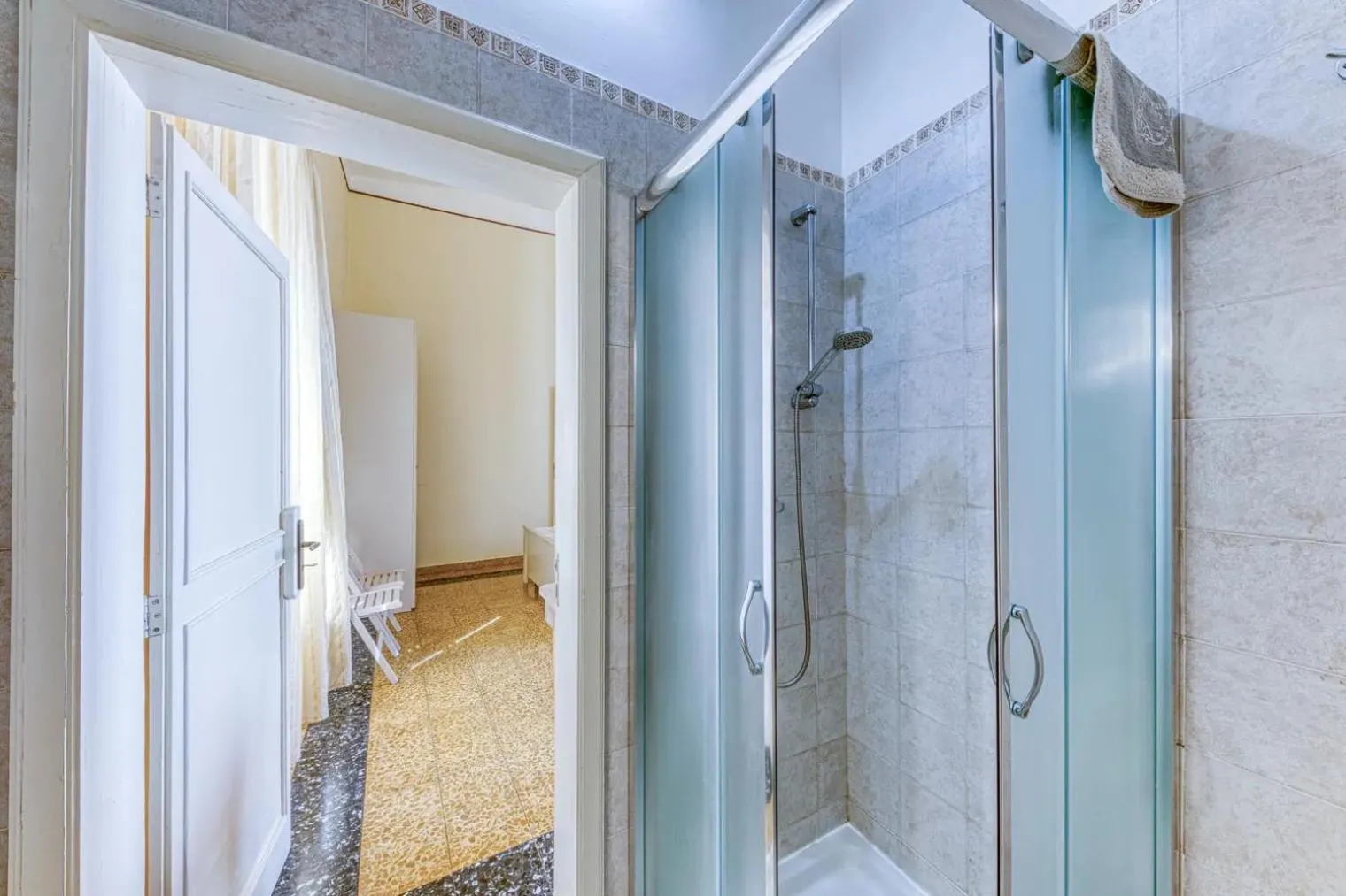 Shower in La Corte dei Mille