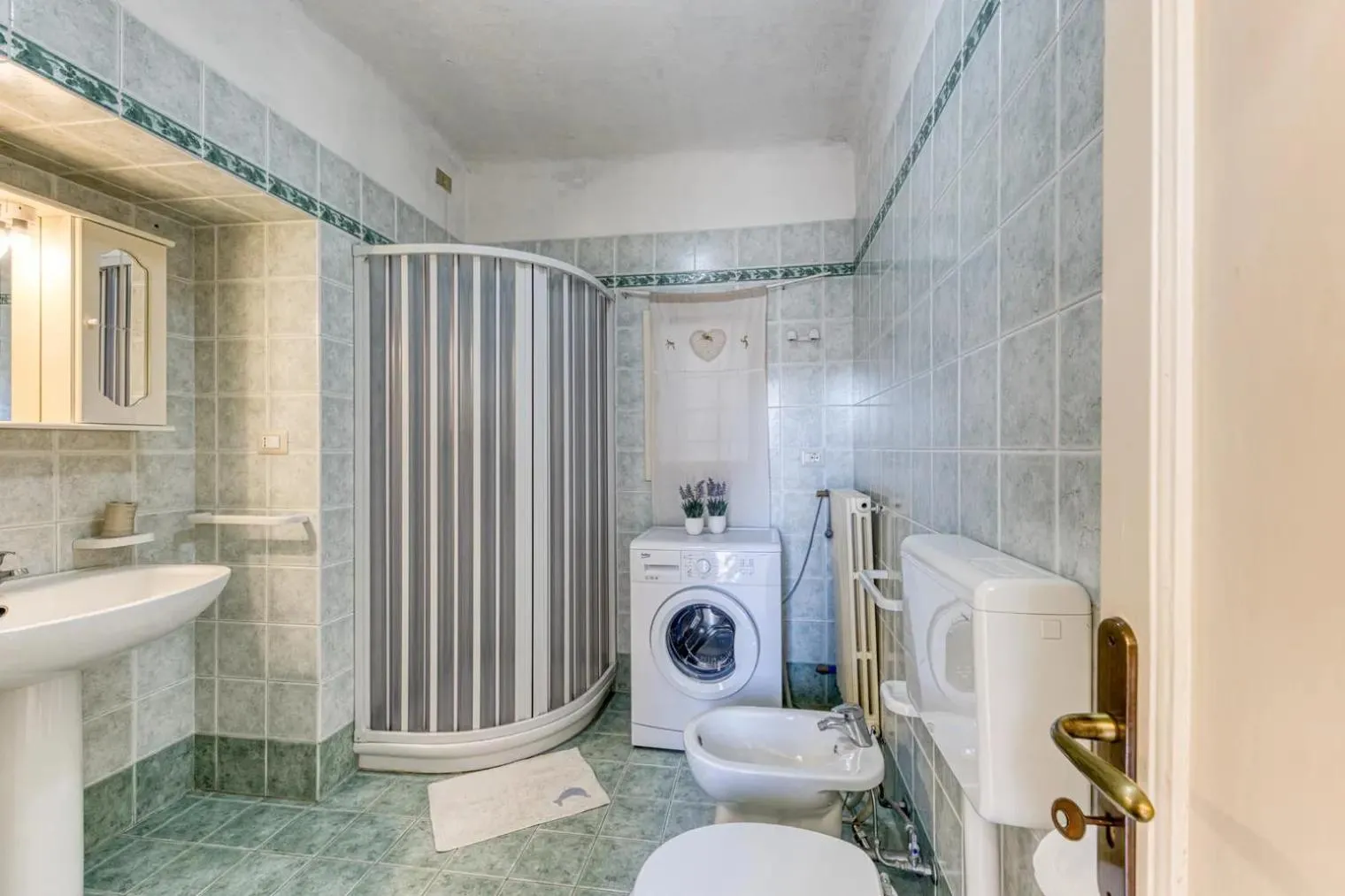 Shower in La Corte dei Mille