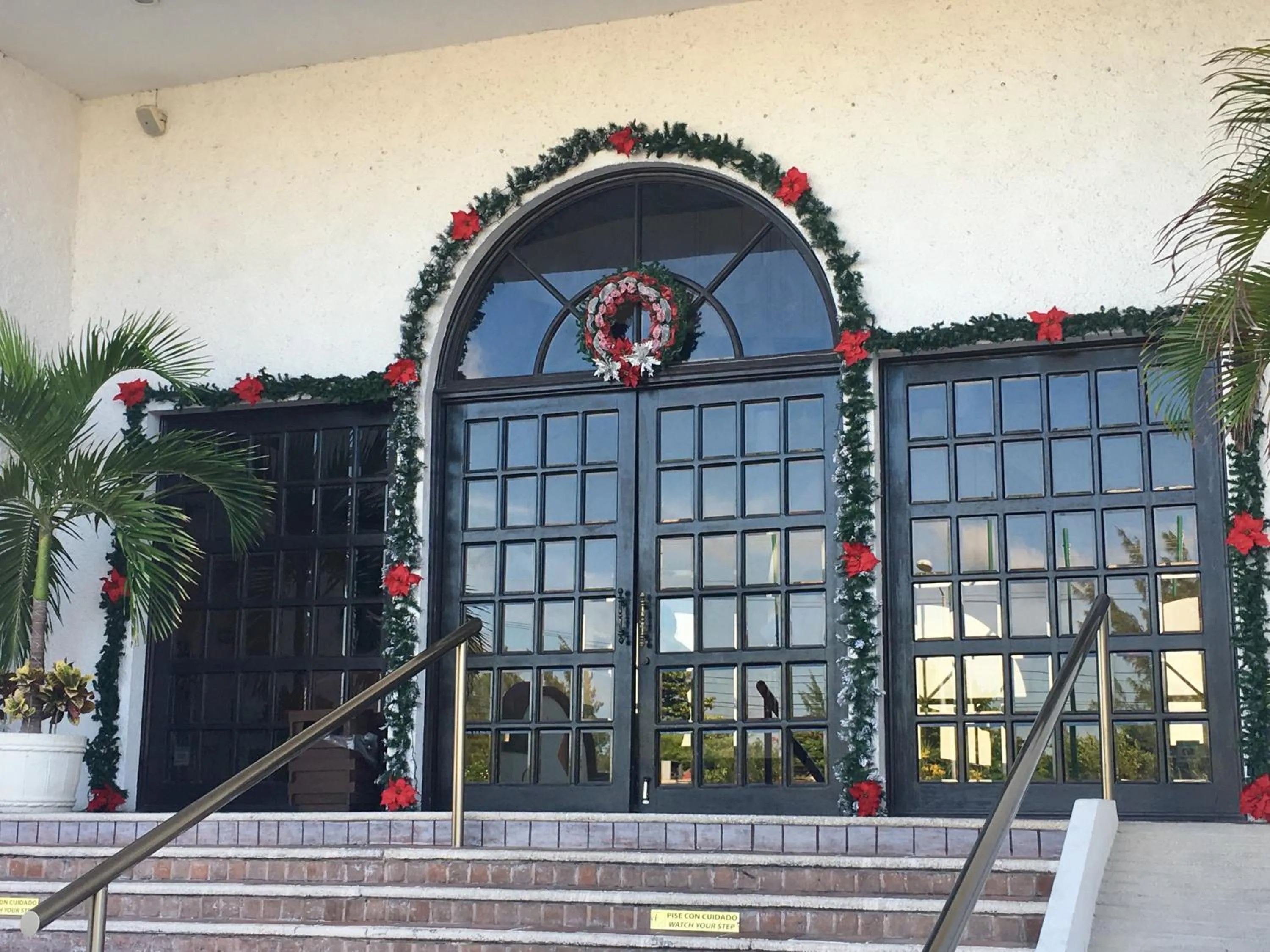 Facade/entrance in Tropical apartment