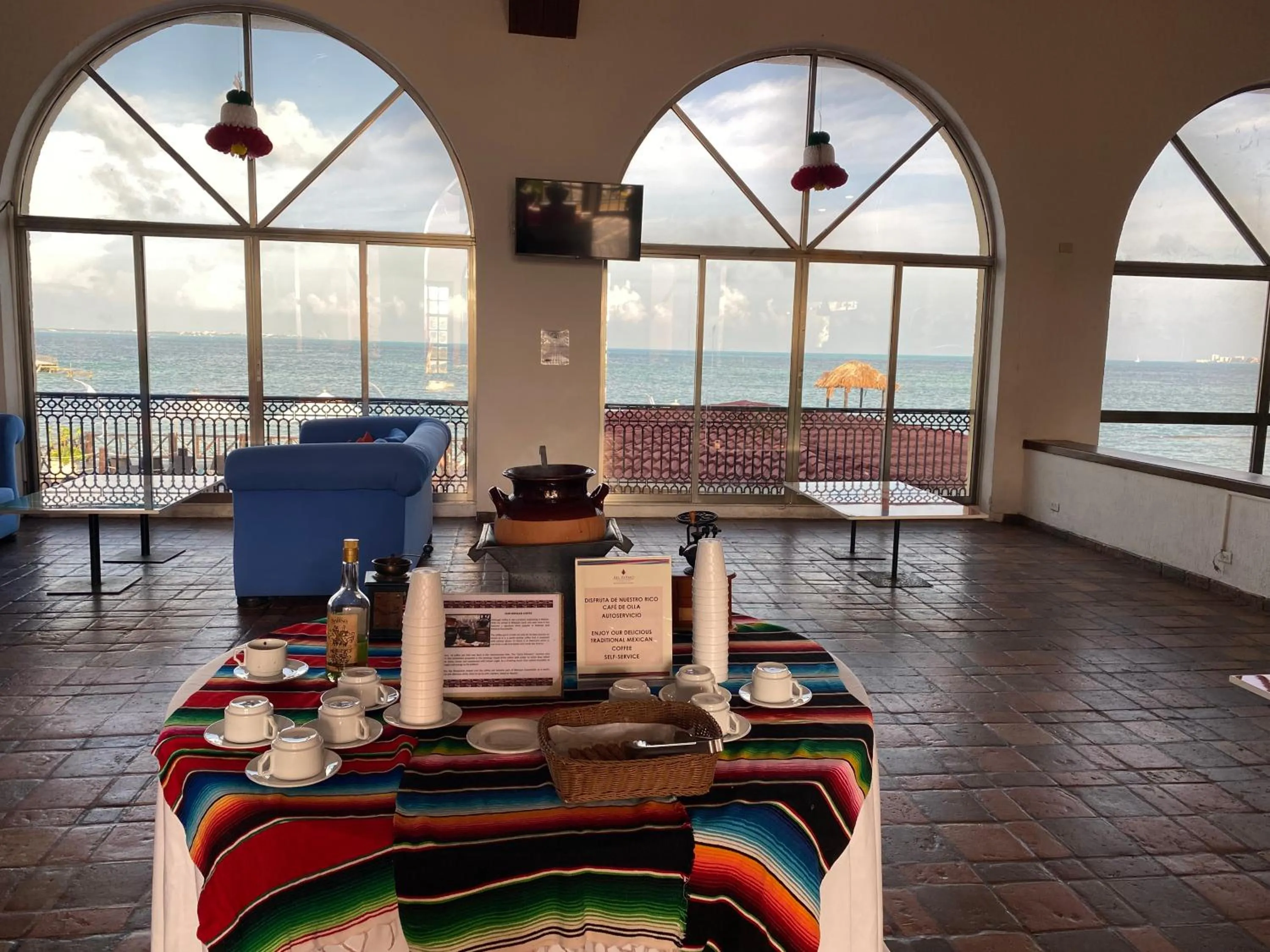 Communal lounge/ TV room in Tropical apartment