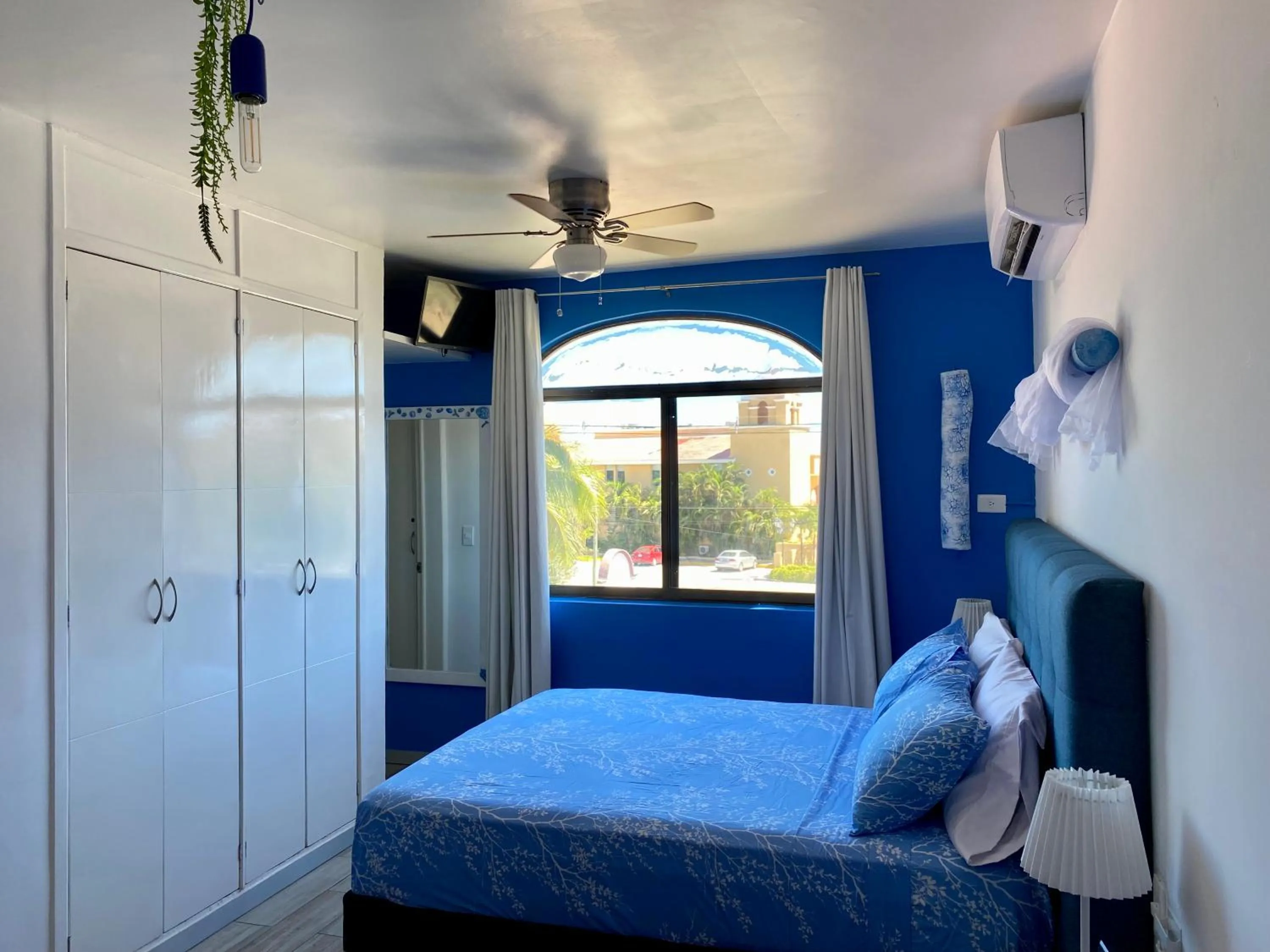 fireplace, Bed in Tropical apartment