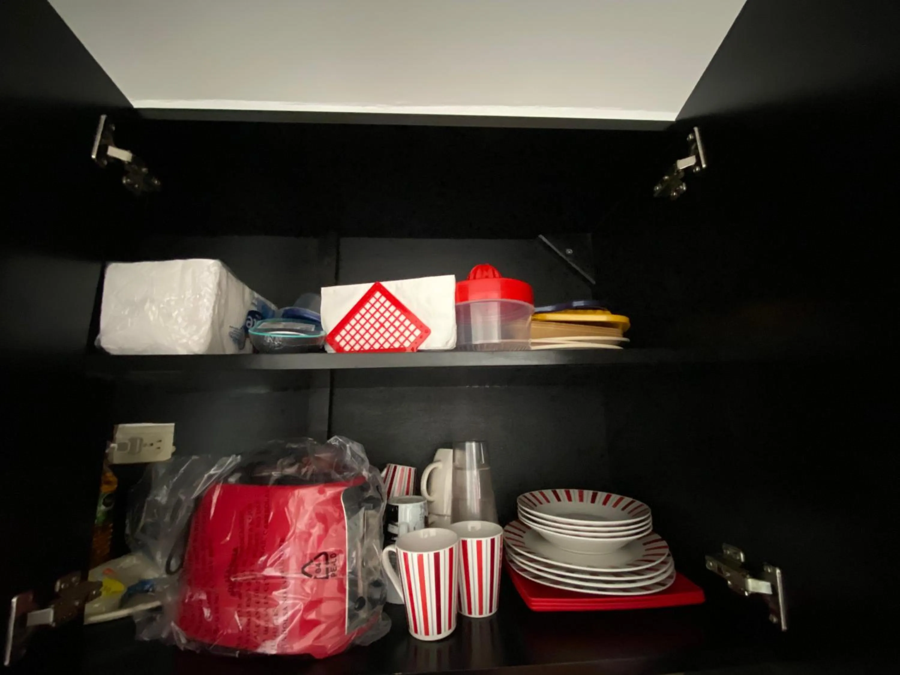 Coffee/tea facilities in Tropical apartment