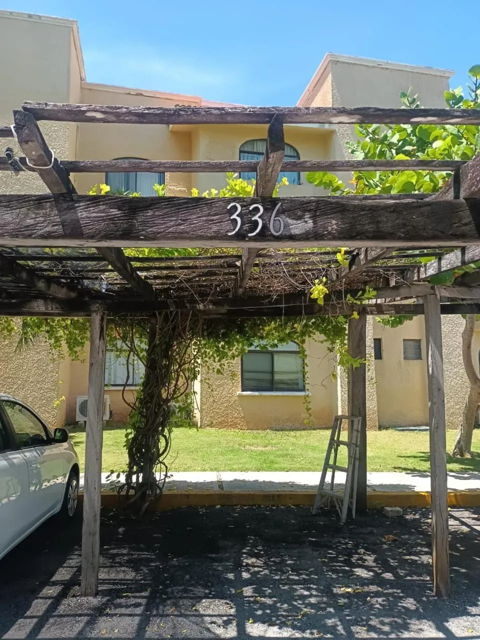 Parking in Tropical apartment