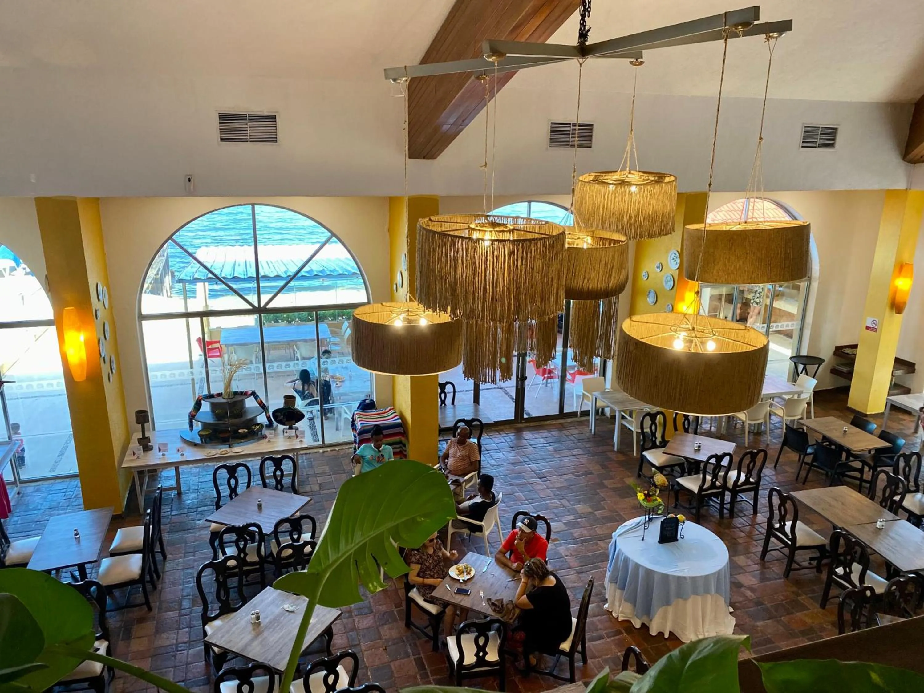 Restaurant/places to eat in Tropical apartment