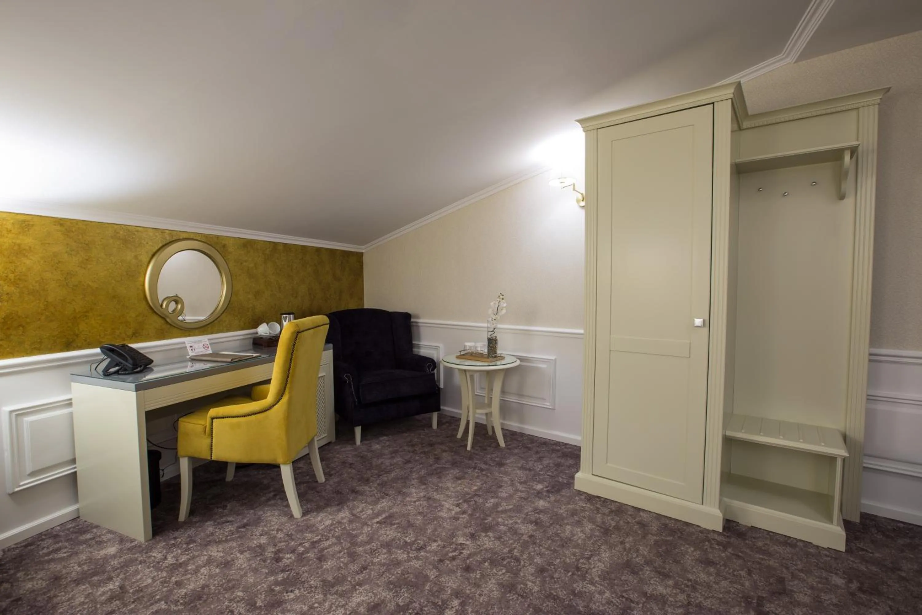 Photo of the whole room in Peninsula Boutique Hotel