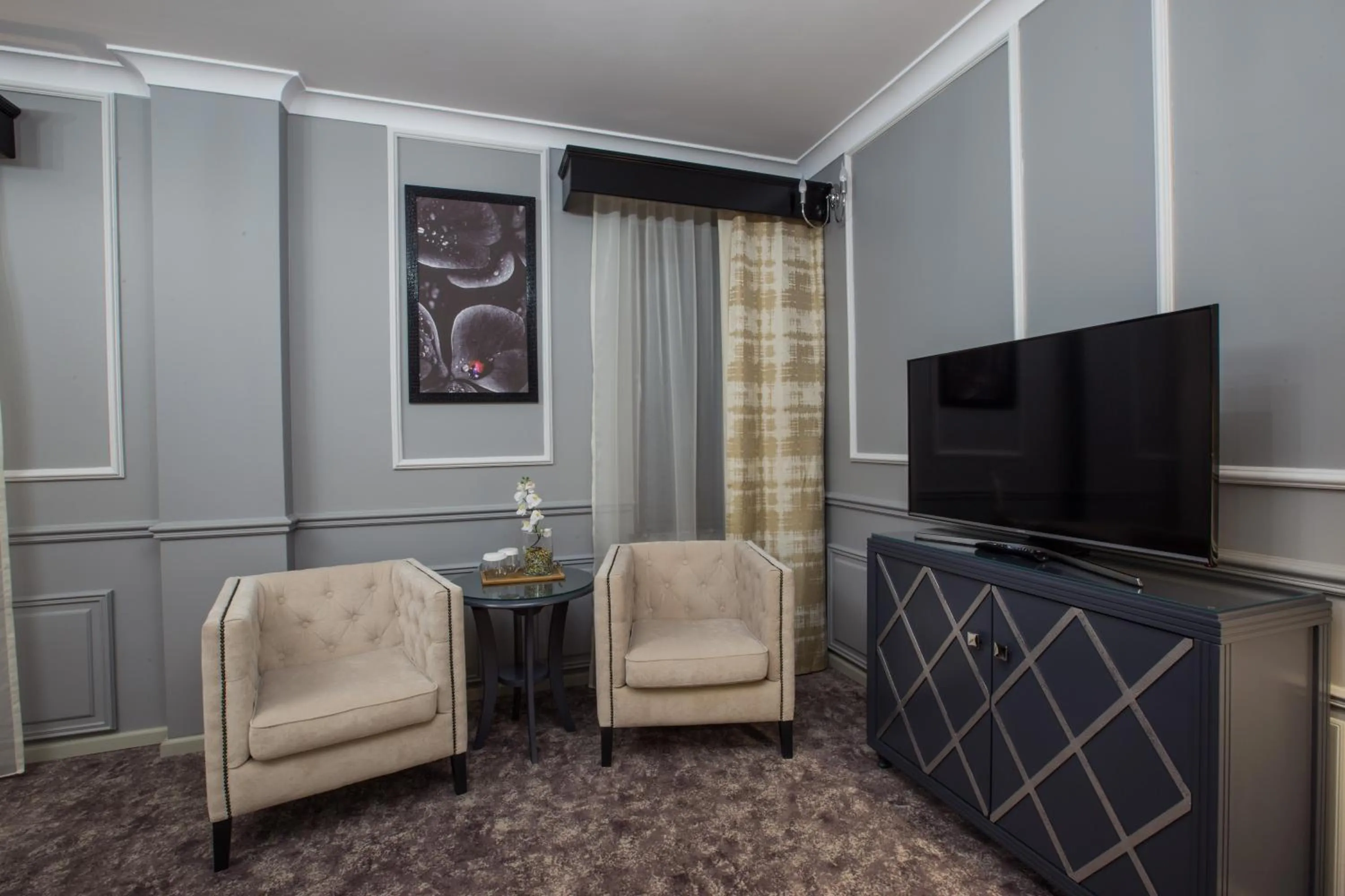 Photo of the whole room in Peninsula Boutique Hotel