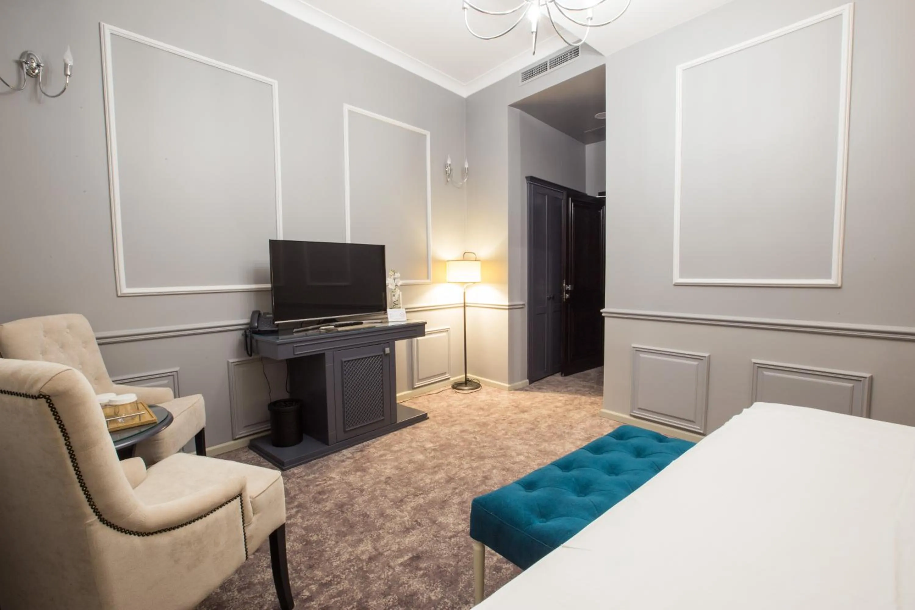 Photo of the whole room, Bed in Peninsula Boutique Hotel