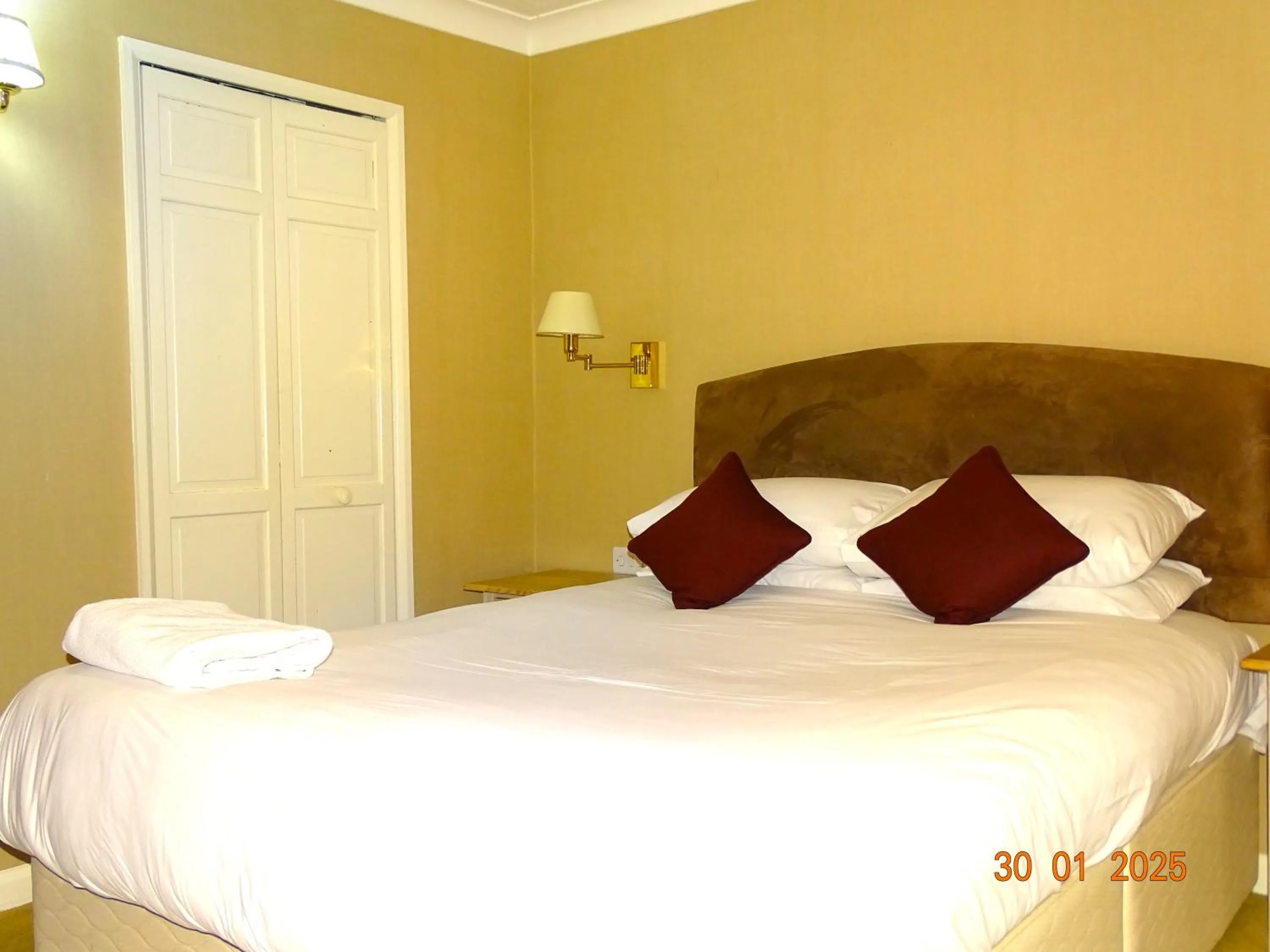 Bedroom, Bed in Donington Manor Hotel