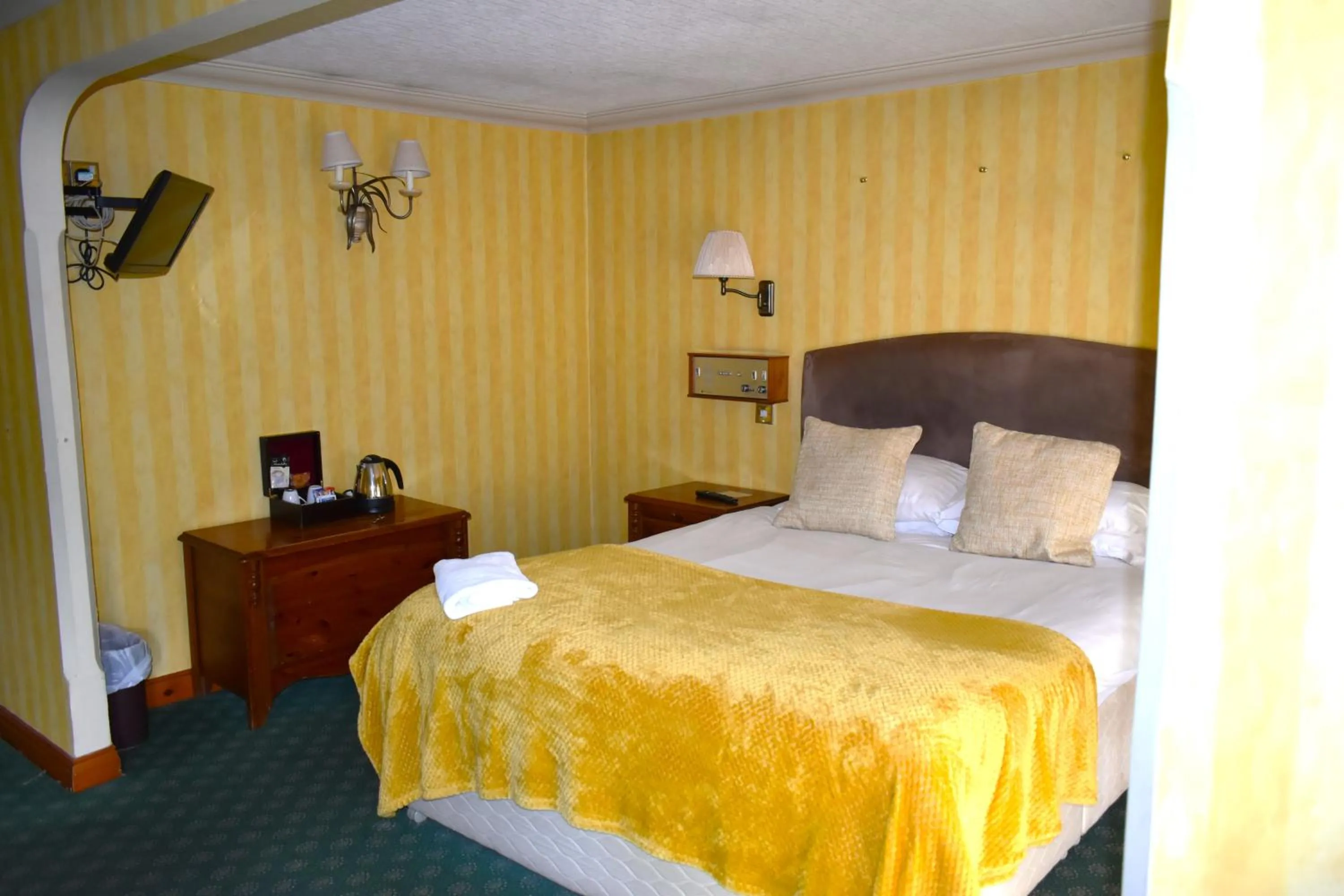 Bedroom, Bed in Donington Manor Hotel