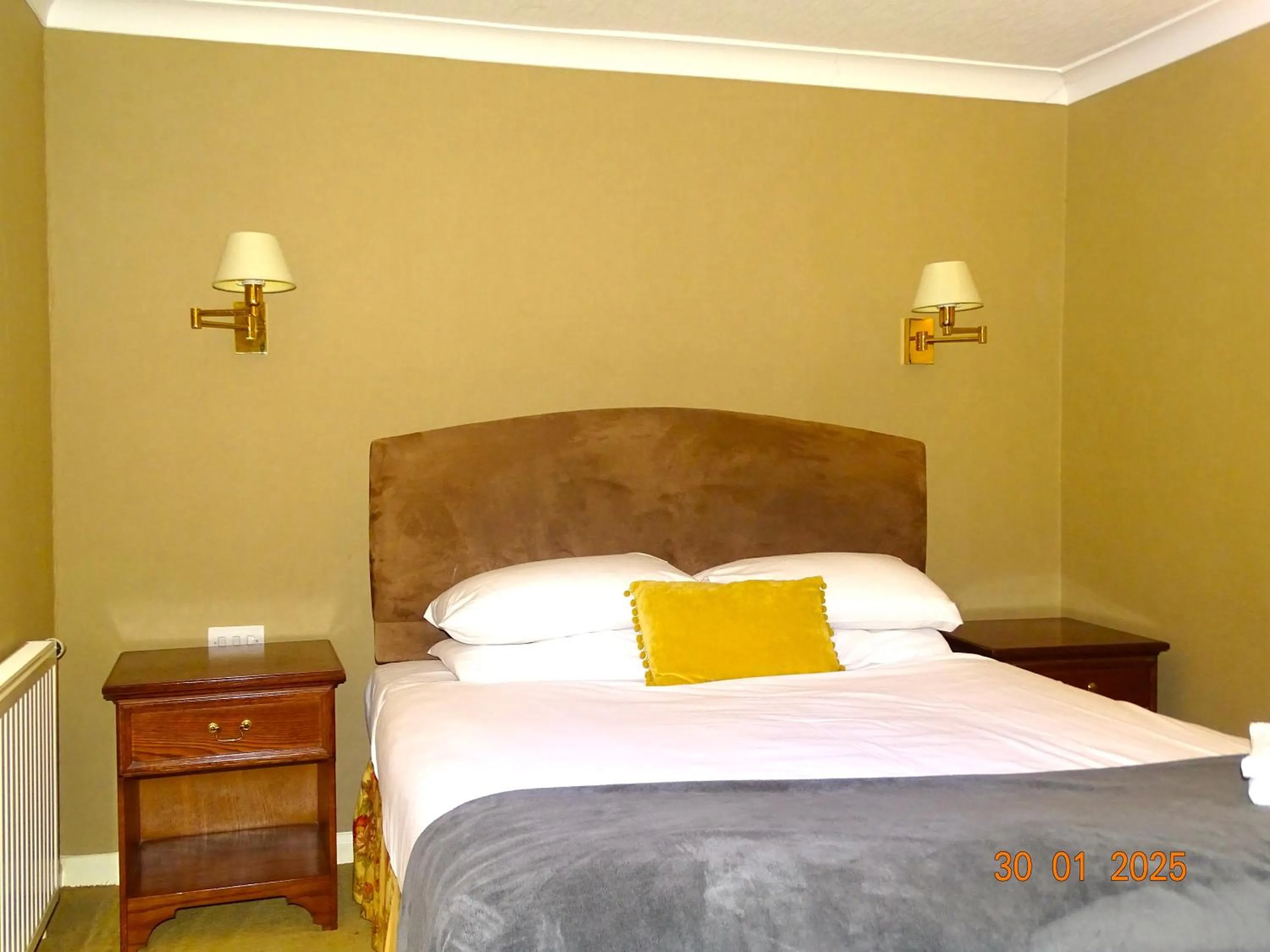 Bedroom, Bed in Donington Manor Hotel