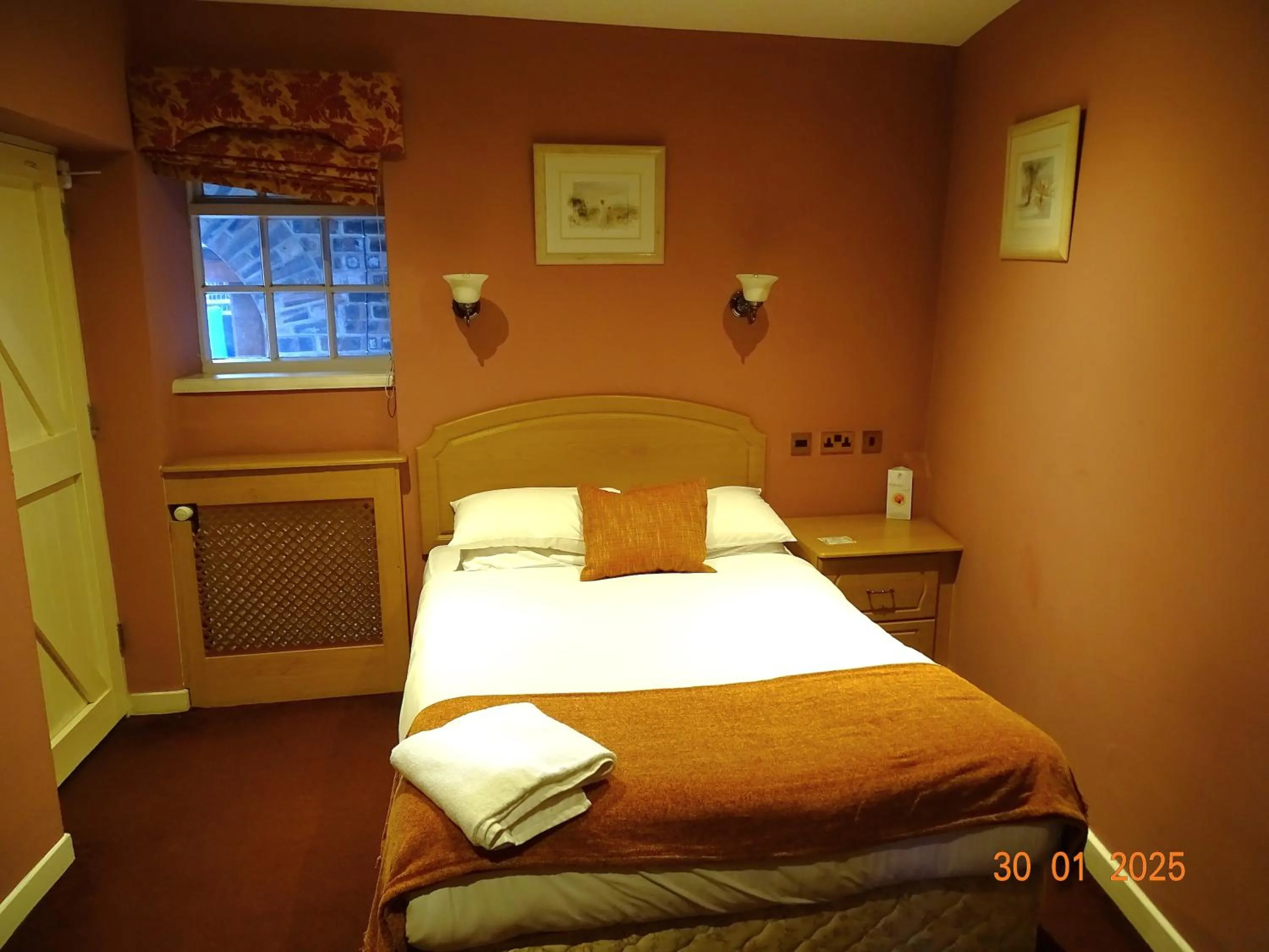 Bedroom, Bed in Donington Manor Hotel
