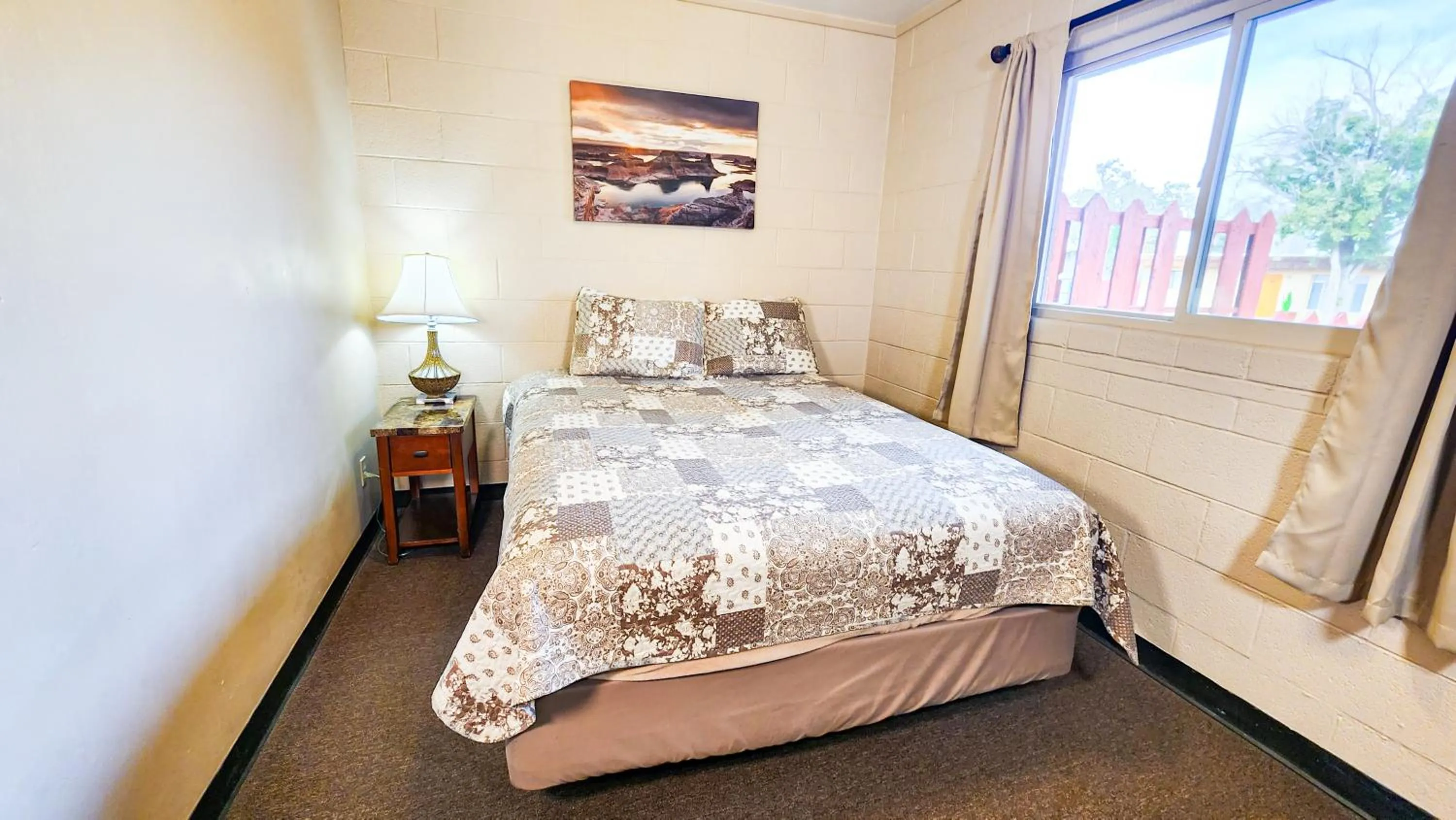 Bed in Red Rock Motel and Dam Motel