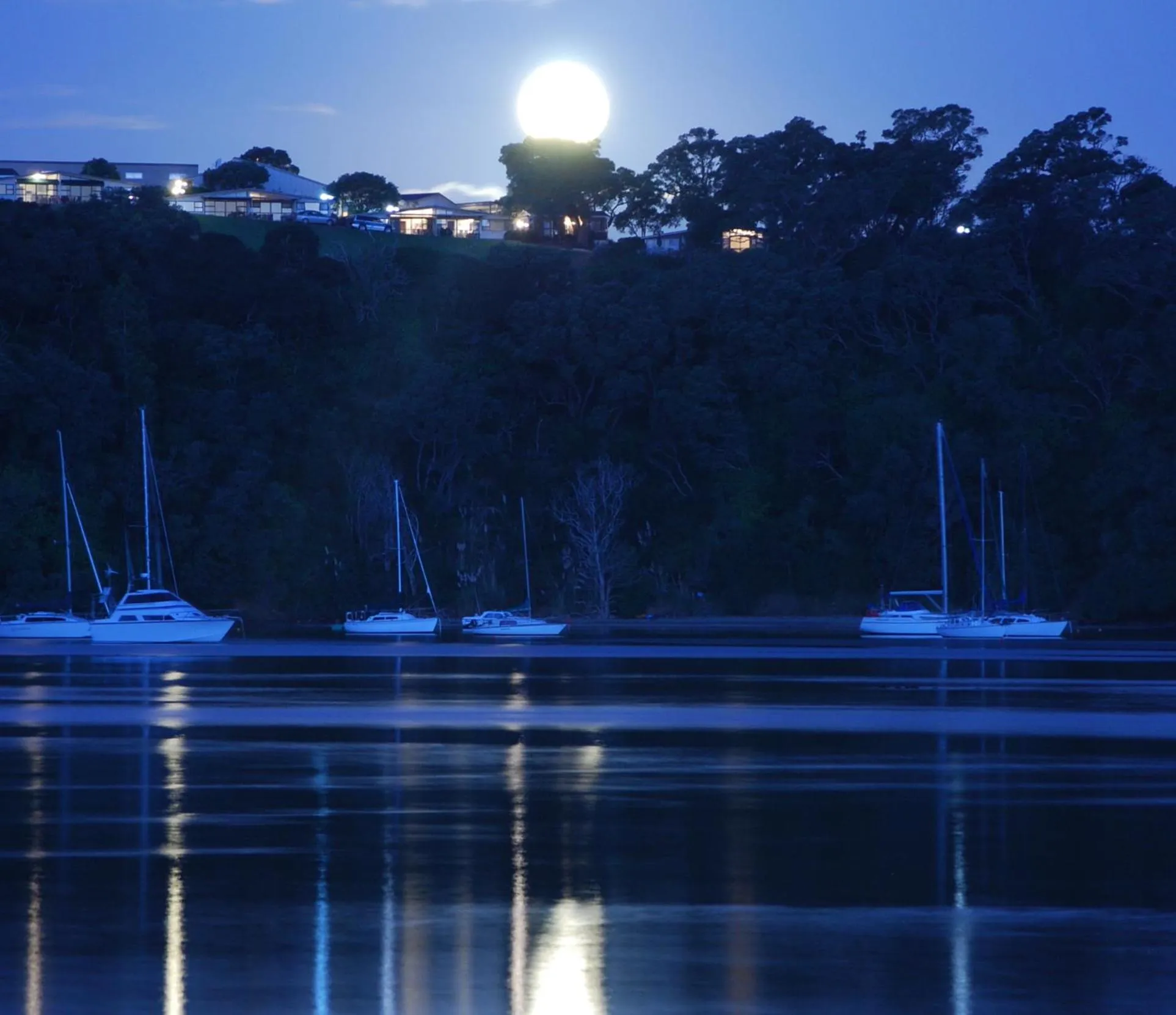 Night in Absolute Beach front-Tutukaka Harbour