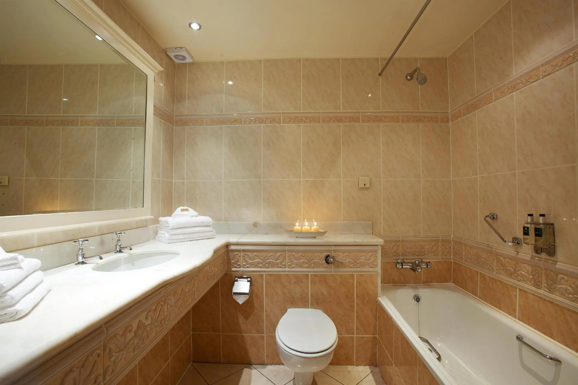 Shower in Arbutus Hotel