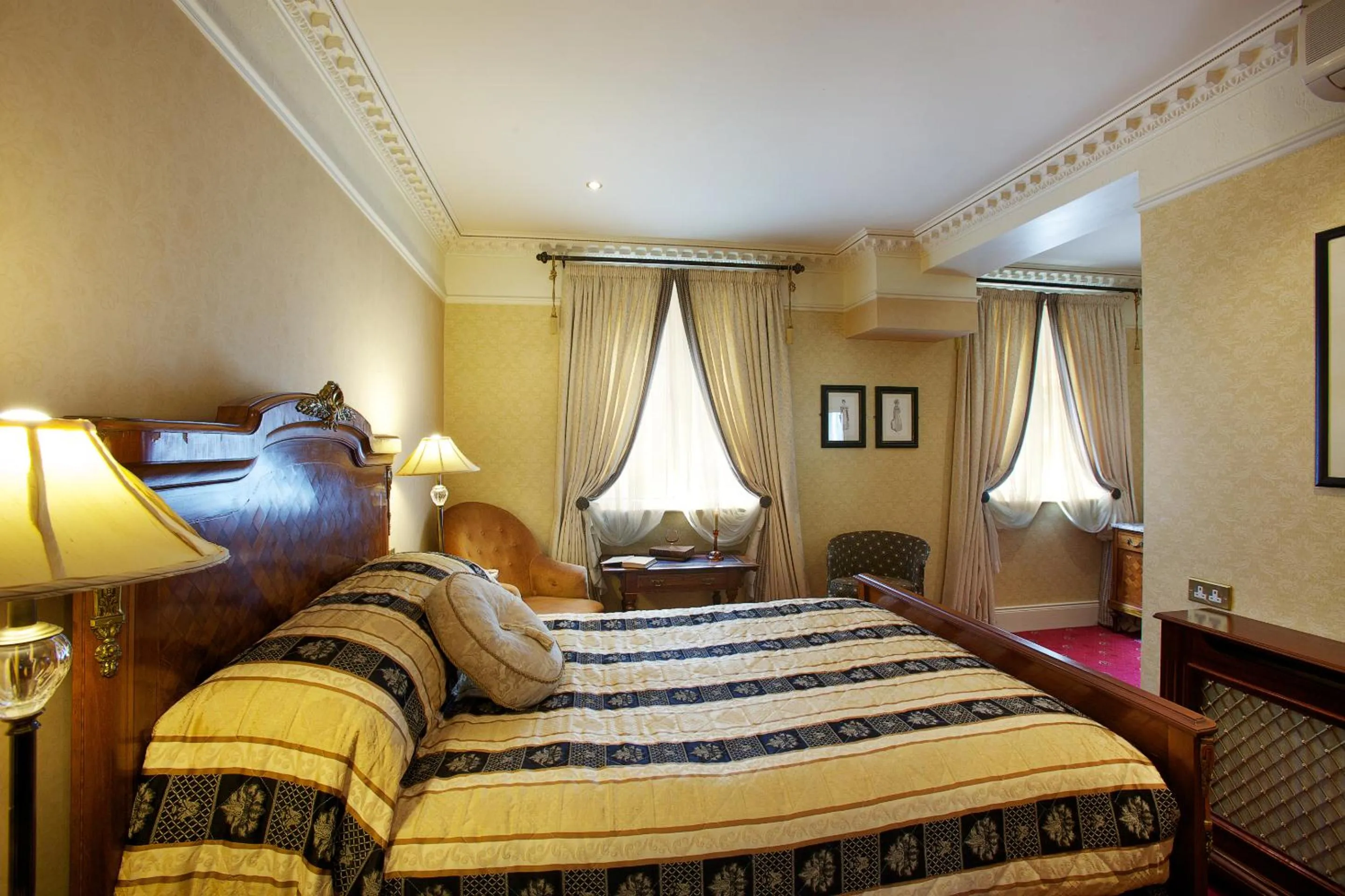 Bed in Arbutus Hotel