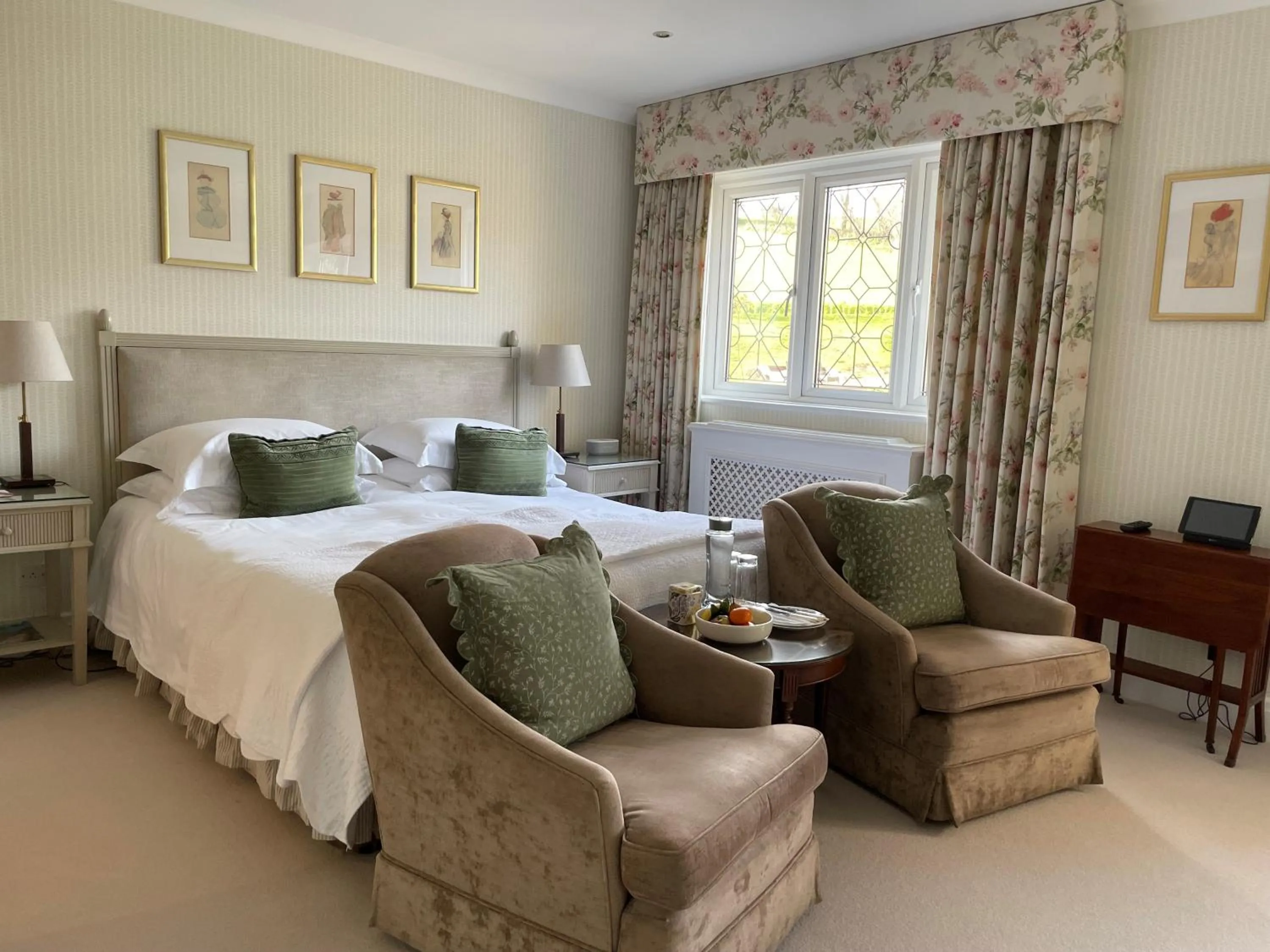 Photo of the whole room, Bed in Longueville Manor