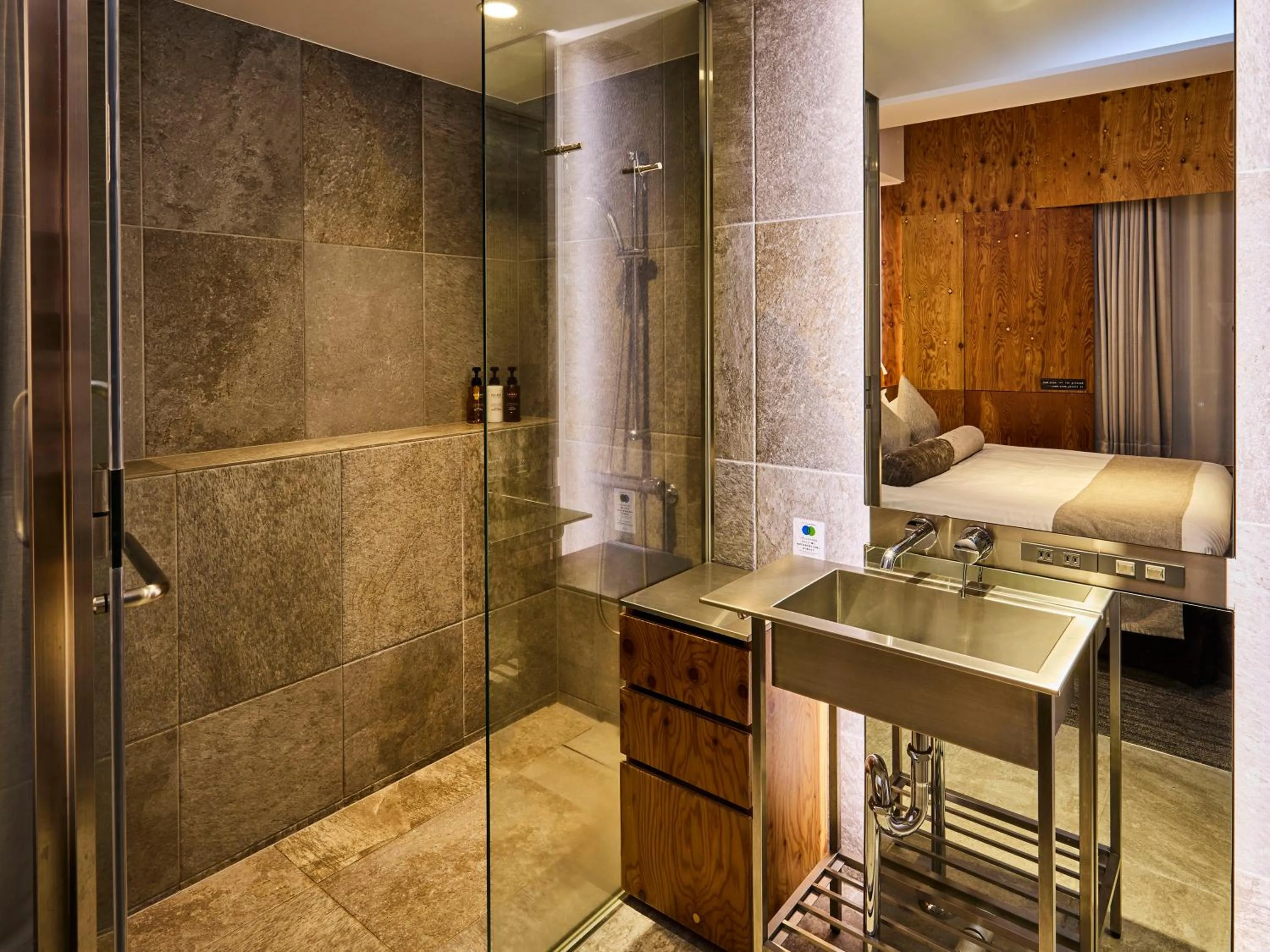 Photo of the whole room, Bed in ONE@Tokyo by insomnia