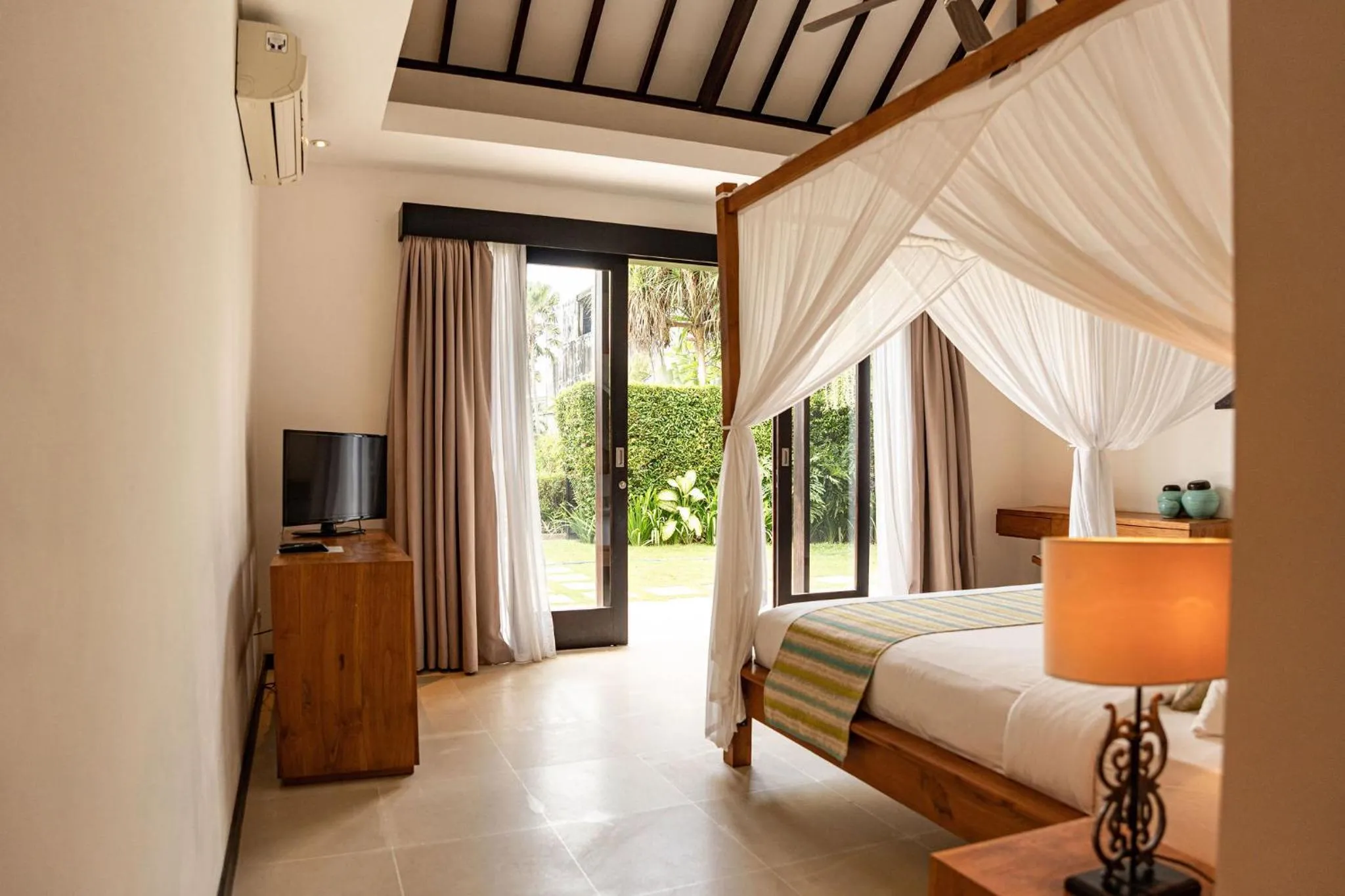 Bed in Echo Beach Duo