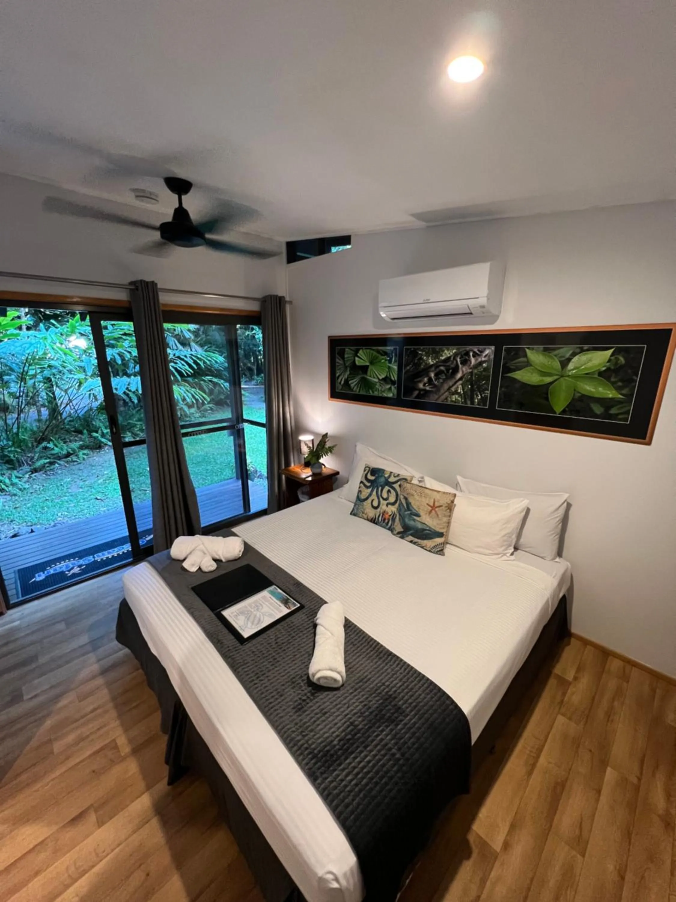 Patio, Bed in Safari Lodge