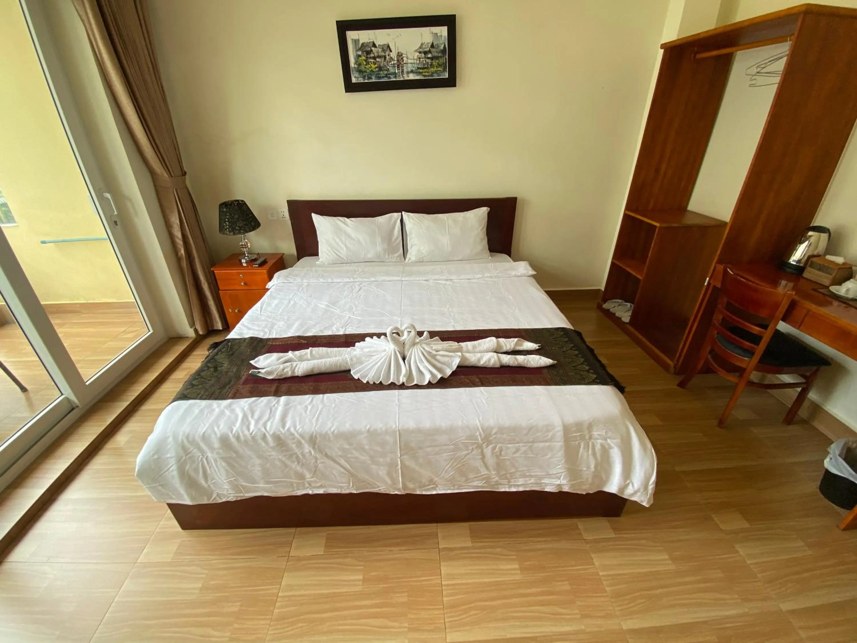 Bedroom, Bed in Phnom Penh Le Vincent Hotel