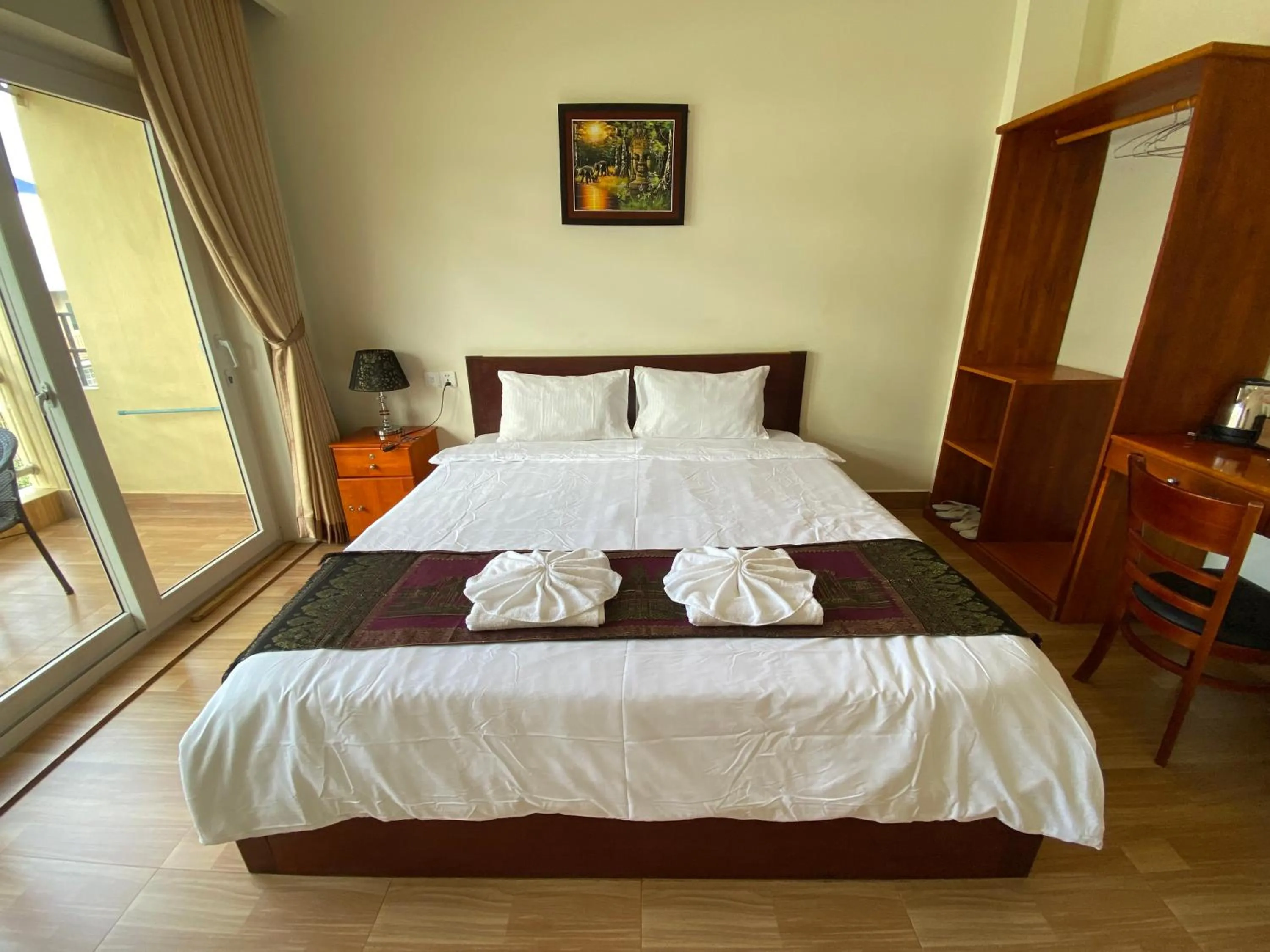 Bedroom, Bed in Phnom Penh Le Vincent Hotel